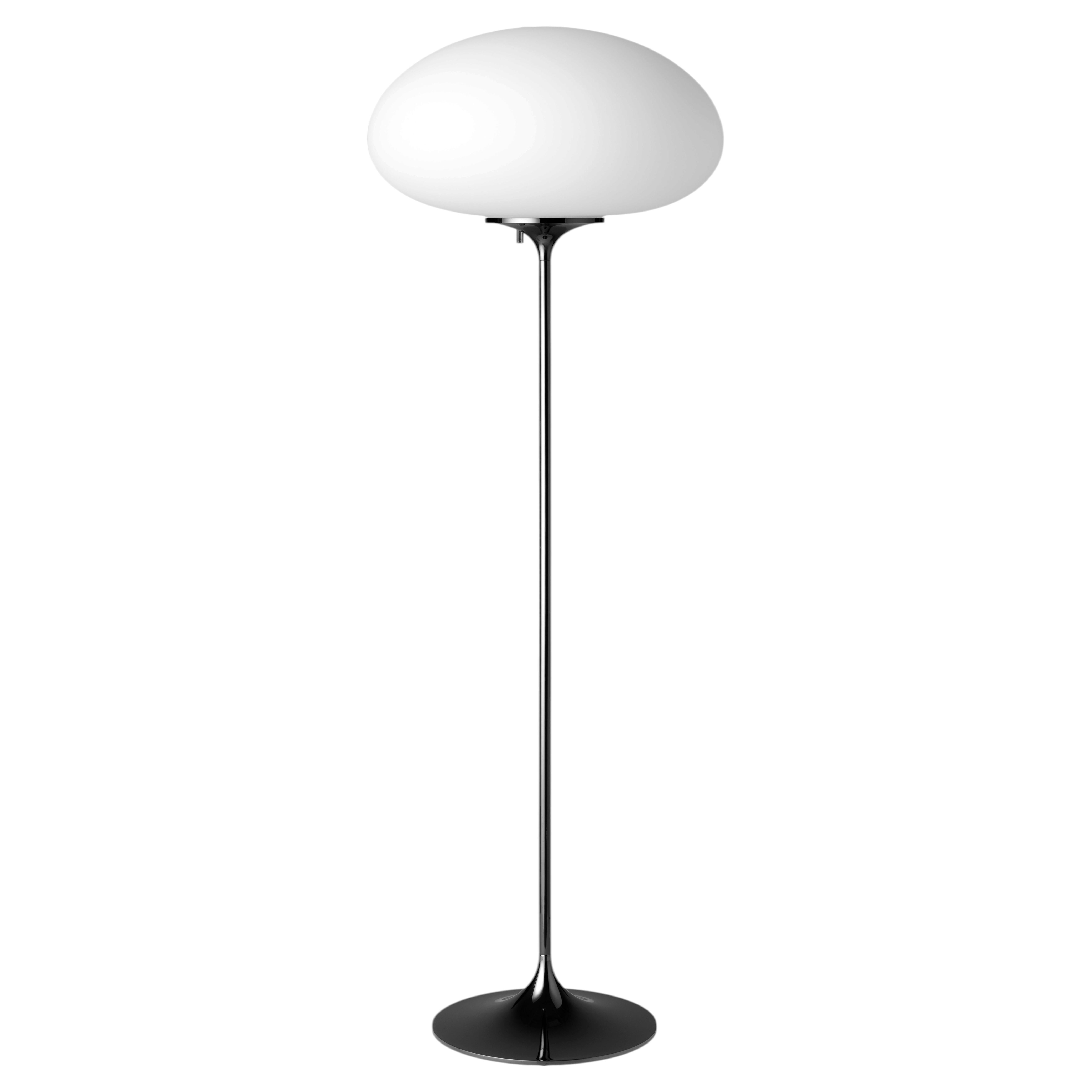 Lampada da terra Gubi Stemlite 110 in vetro smerigliato e cromo nero di Bill Curry in vendita