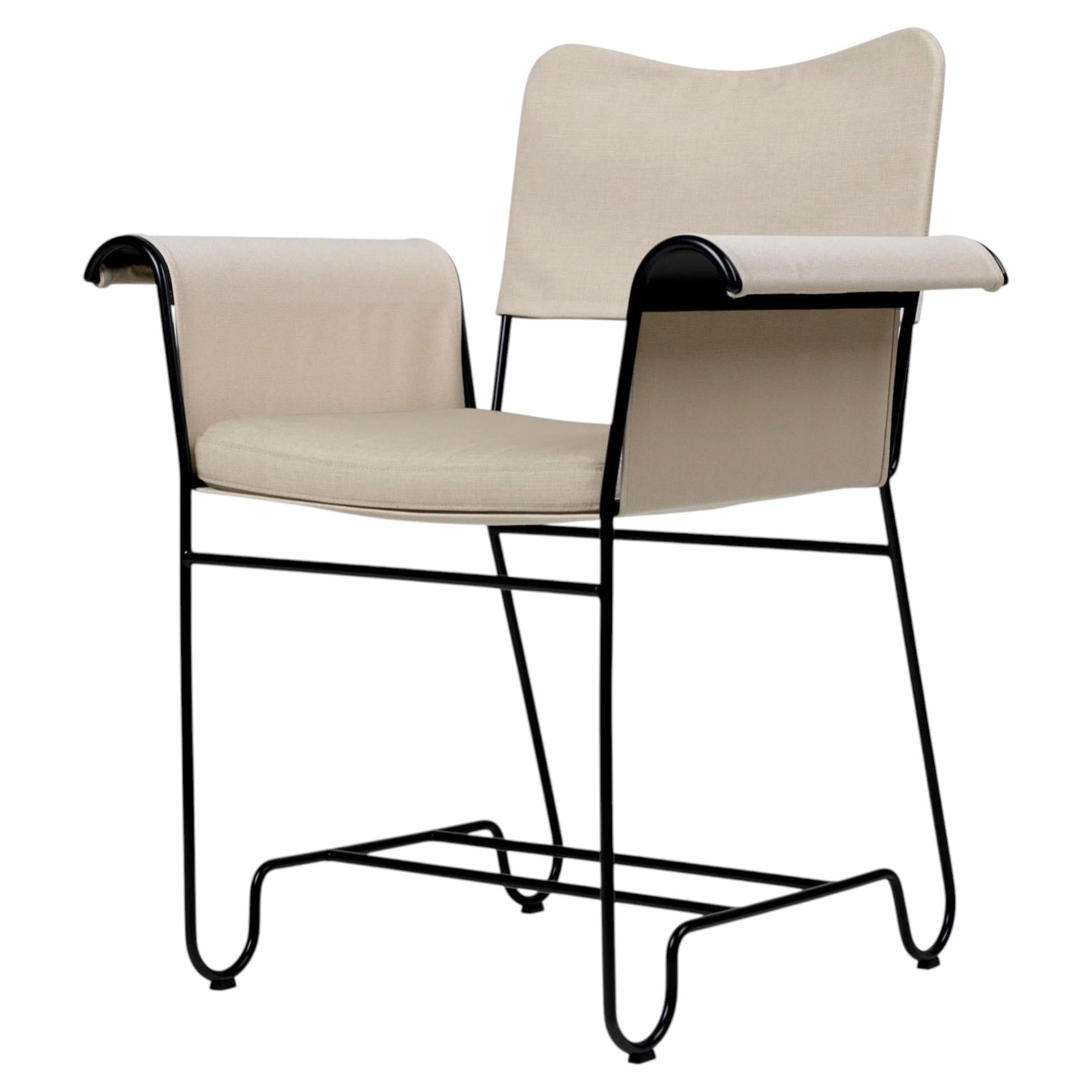 Gubi Tropique Poltrona da esterno con base nera, beige limonata di Mathieu Matégot
