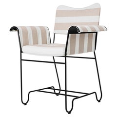 Sillón de exterior Gubi Tropique con base negra y banda beige by Mathieu Matégot