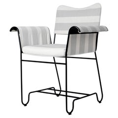 Gubi Tropique Poltrona da esterno con base nera e striscia blu di Mathieu Matégot