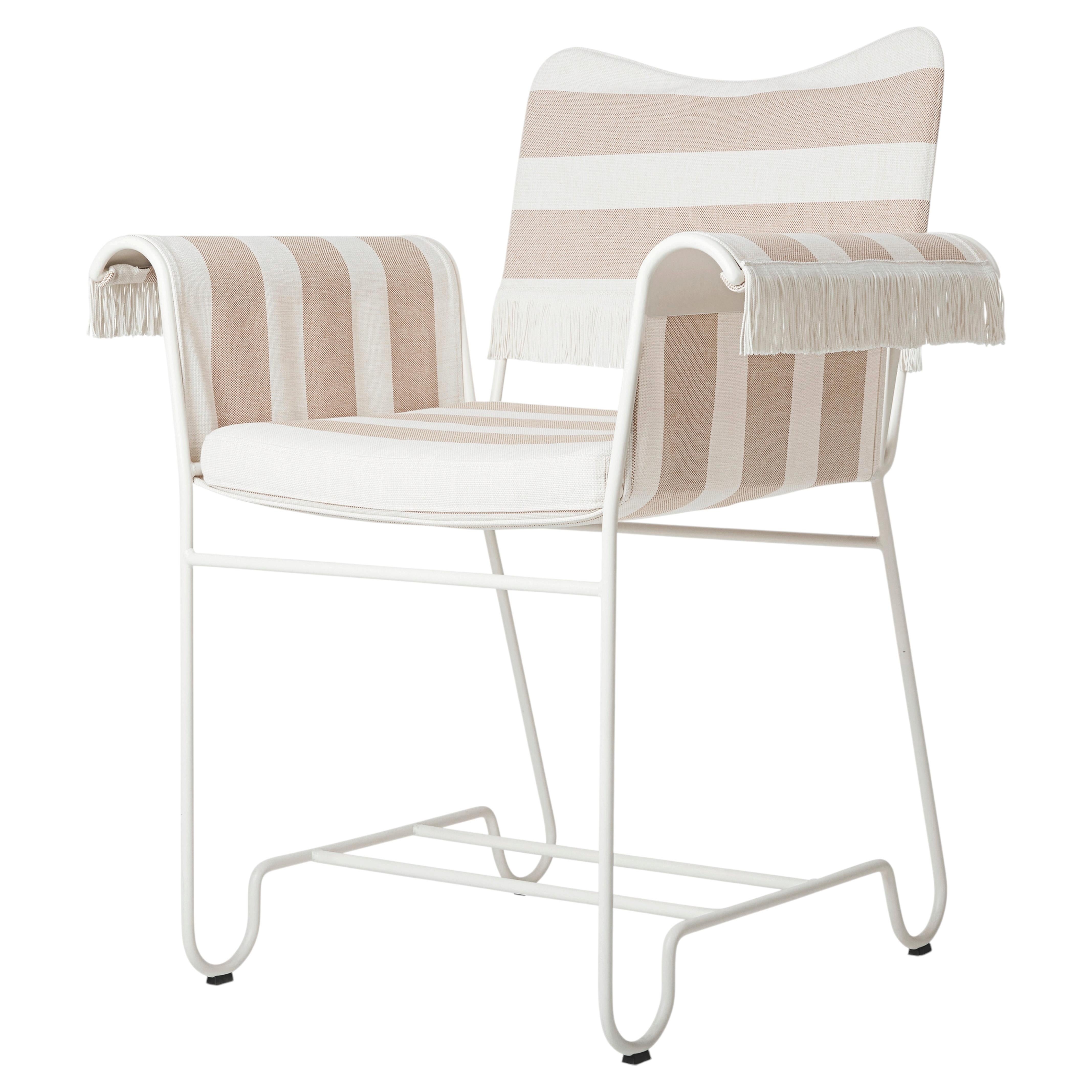Fauteuil d'extérieur Gubi Tropique avec base blanche et franges par Mathieu Matégot