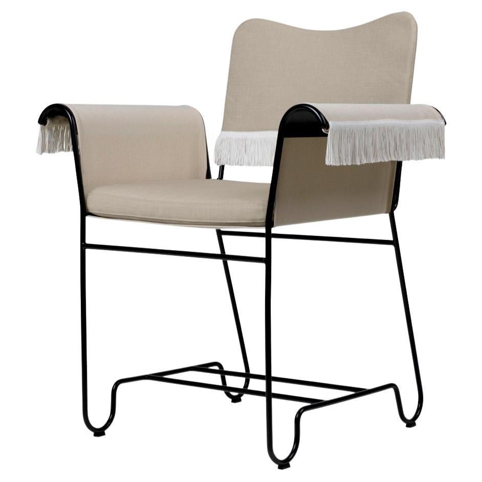 Alliant la simplicité des matériaux à une esthétique décadente, Tropique se compose de deux chaises de salle à manger et d'une table de salle à manger. Le cadre de chaque pièce est fait de tiges d'acier inoxydable, incorporant une courbe distinctive