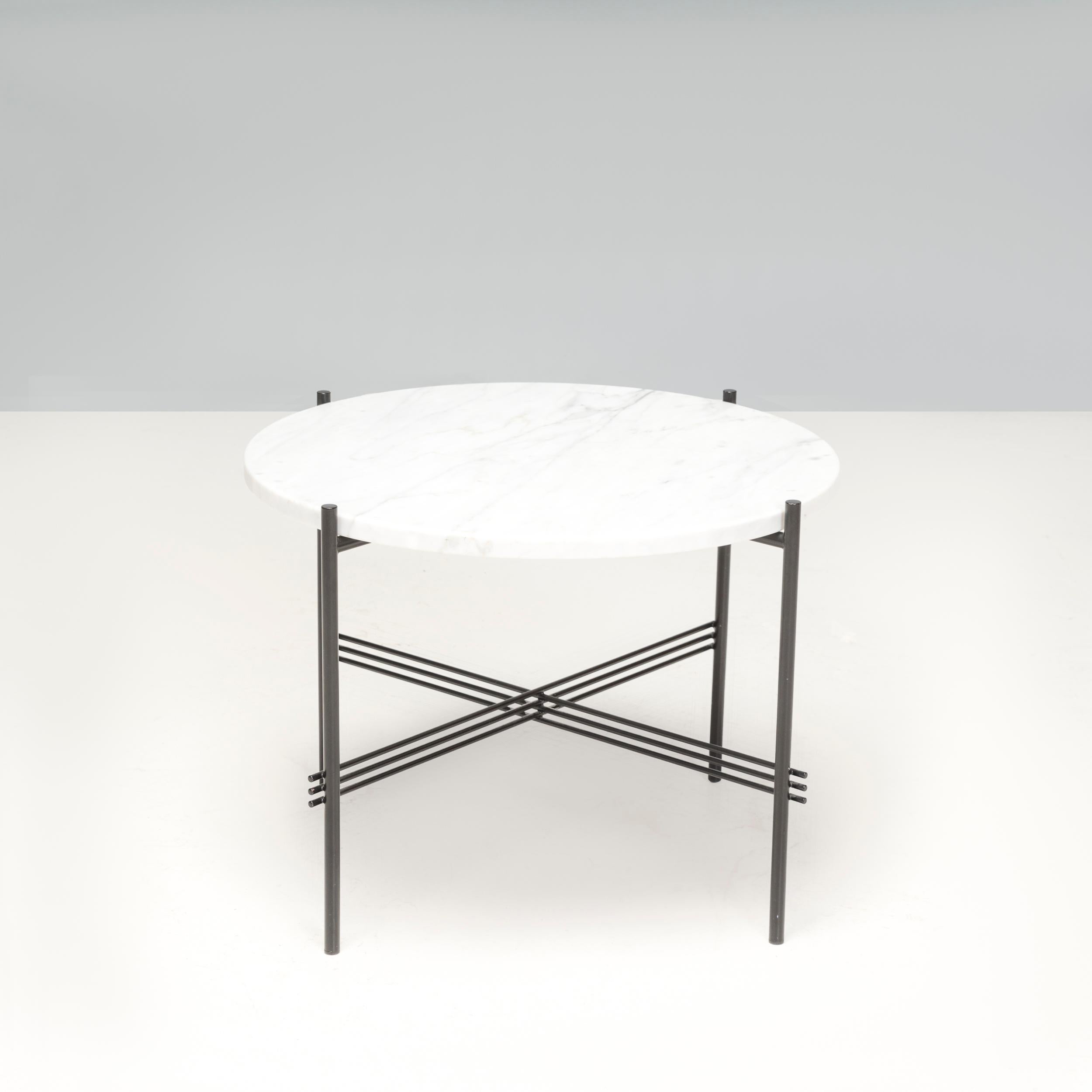 italien Gubi Table basse TS en marbre blanc en vente