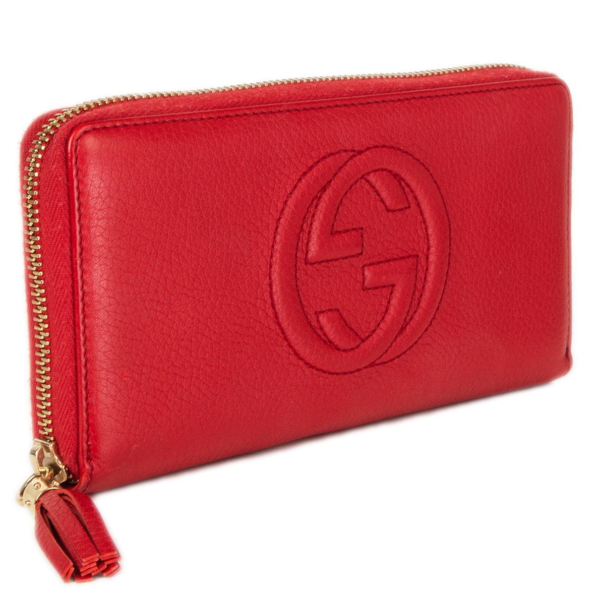 100% authentic Gucci GG Soho zipper wallet in red calfskin. Divided in three compartements and lined in calfskin and dark brown nylon with 12 card slots and one big zipper pocket. Has been carried and is in excellent condition.