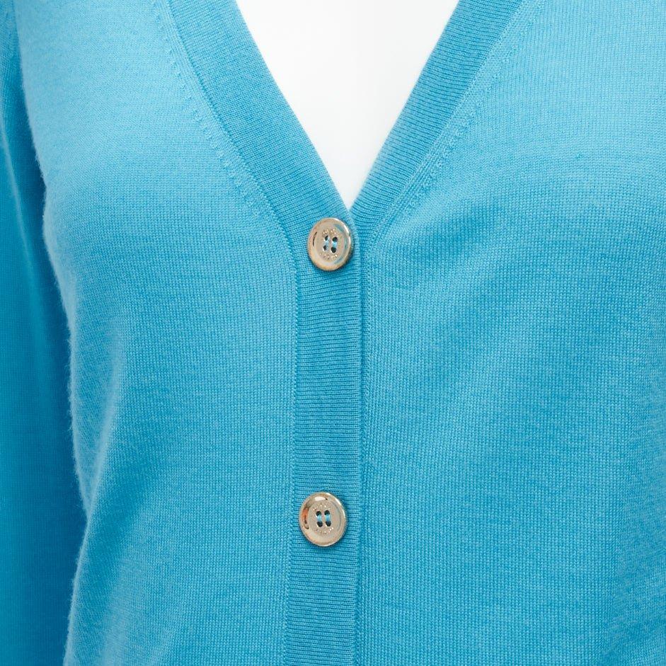 GUCCI 100% cashmere blue silver GG button long sleeve cardigan sweater IT38 XS
Reference: SNKO/A00244
Brand: Gucci
Material: Cashmere
Color: Blue
Pattern: Solid
Closure: Button
Made in: Italy

CONDITION:
Condition: Excellent, this item was pre-owned