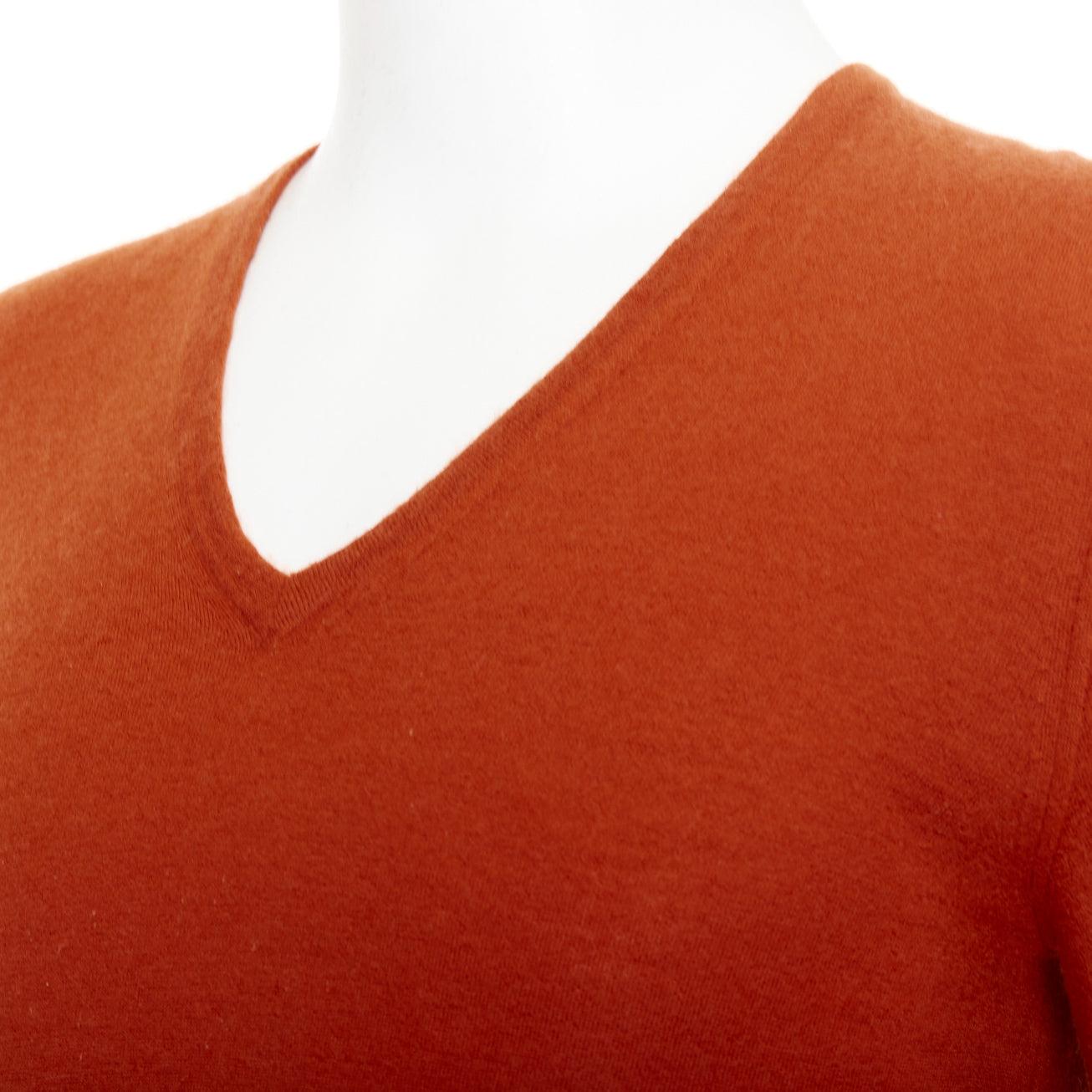 GG 100% cachemire orange brûlé Pull à col V brodé du logo GG L en vente 2