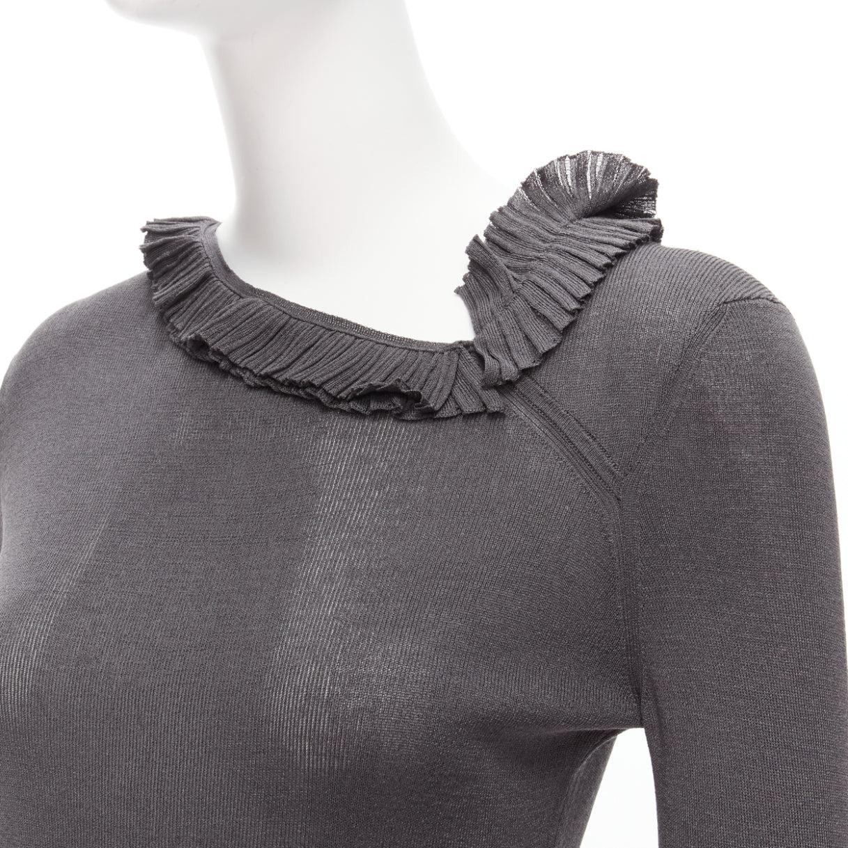 GUCCI 100% silk grey asymmetric ruffle collar long sleeve top IT44 L
Reference: GIYG/A00333
Brand: Gucci
Material: Silk
Color: Grey
Pattern: Solid
Closure: Pullover
Made in: Italy

CONDITION:
Condition: Excellent, this item was pre-owned and is in