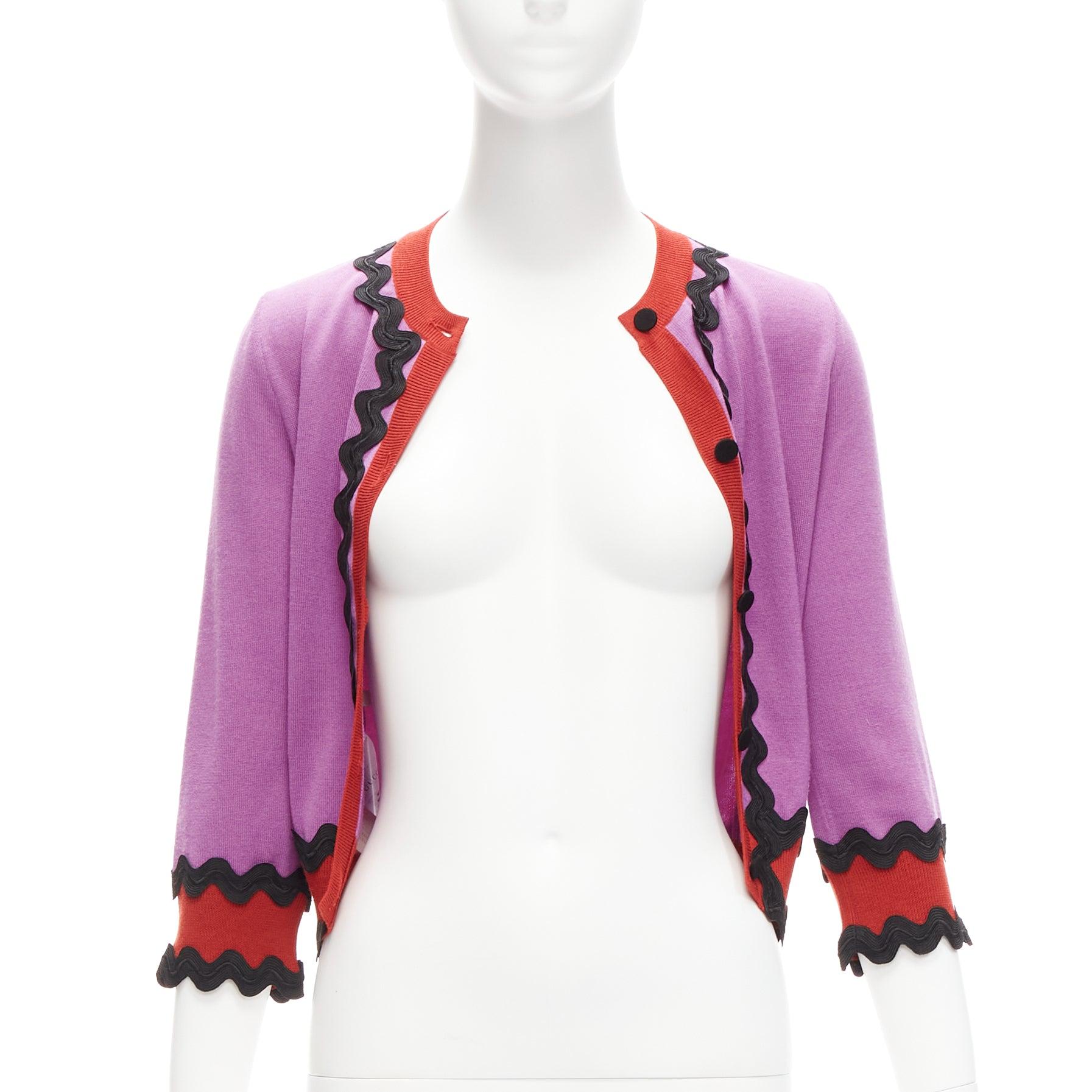 GUCCI 100% wool purple red black wavy trims cropped cardigan S
Reference: TGAS/D00927
Brand: Gucci
Designer: Alessandro Michele
Material: Wool
Color: Purple, Red
Pattern: Solid
Closure: Button
Extra Details: Fabric wrapped buttons. Wavy trims