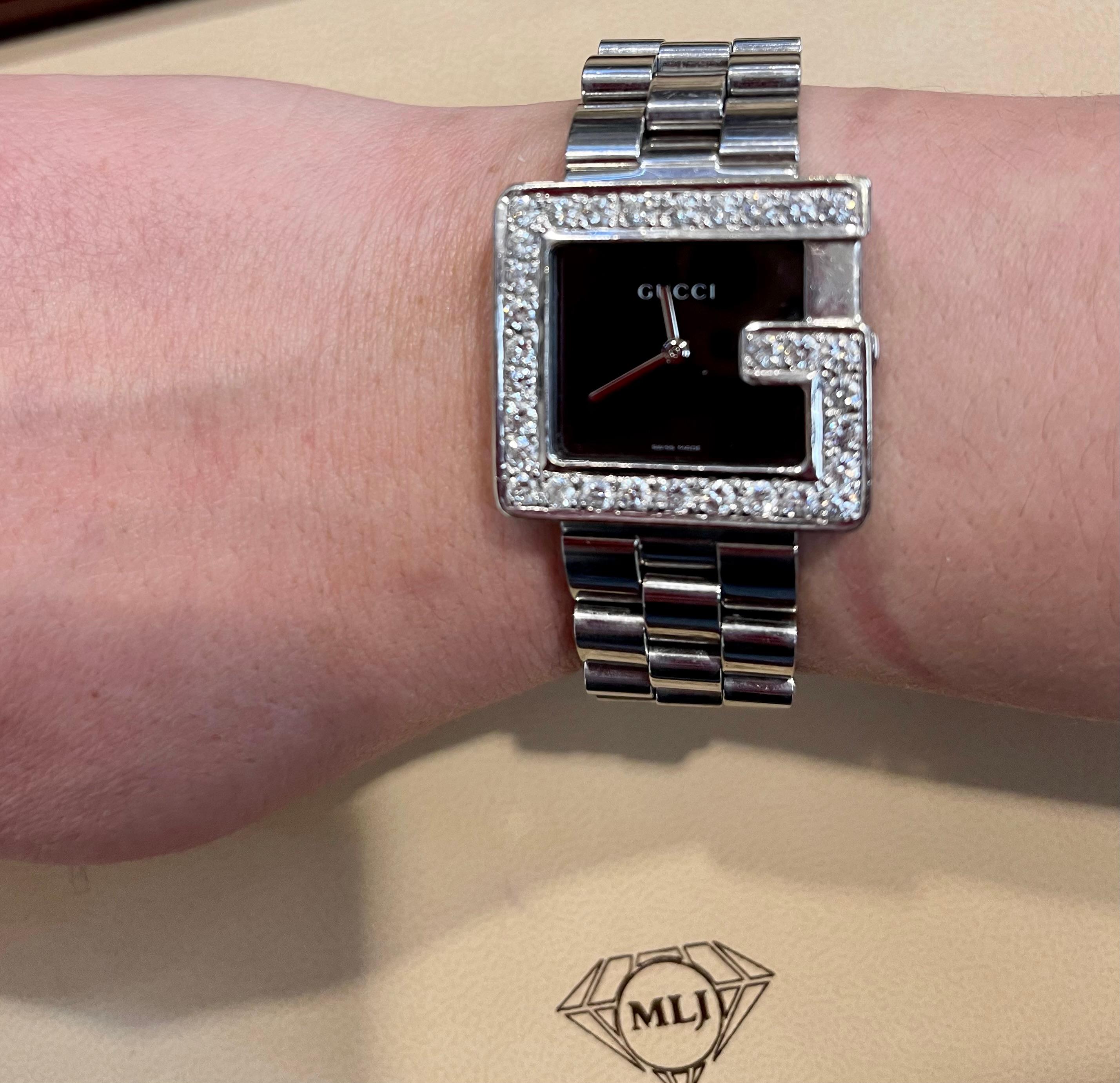 Gucci 100M Stahl Rechteckige maßgefertigte Unisex-Uhr mit schwarzem Zifferblatt und Diamant-G-Lünette im Zustand „Hervorragend“ im Angebot in New York, NY