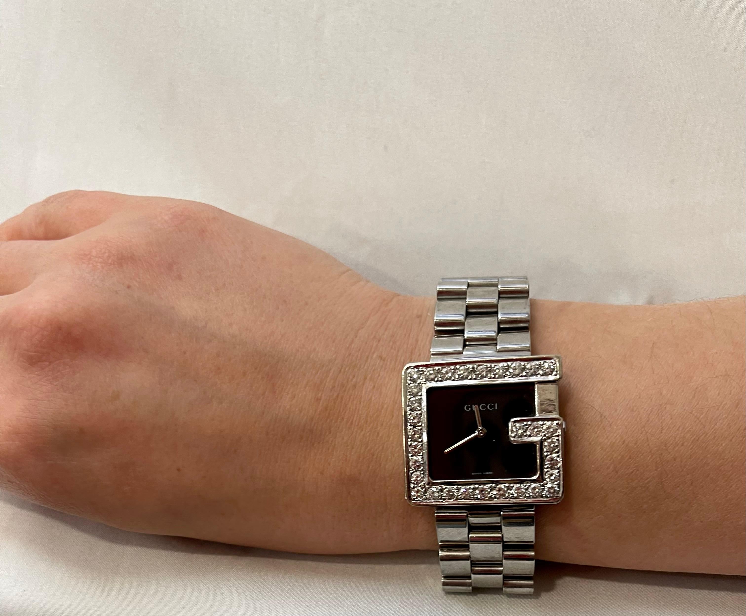 Gucci 100M Stahl Rechteckige maßgefertigte Unisex-Uhr mit schwarzem Zifferblatt und Diamant-G-Lünette Damen im Angebot