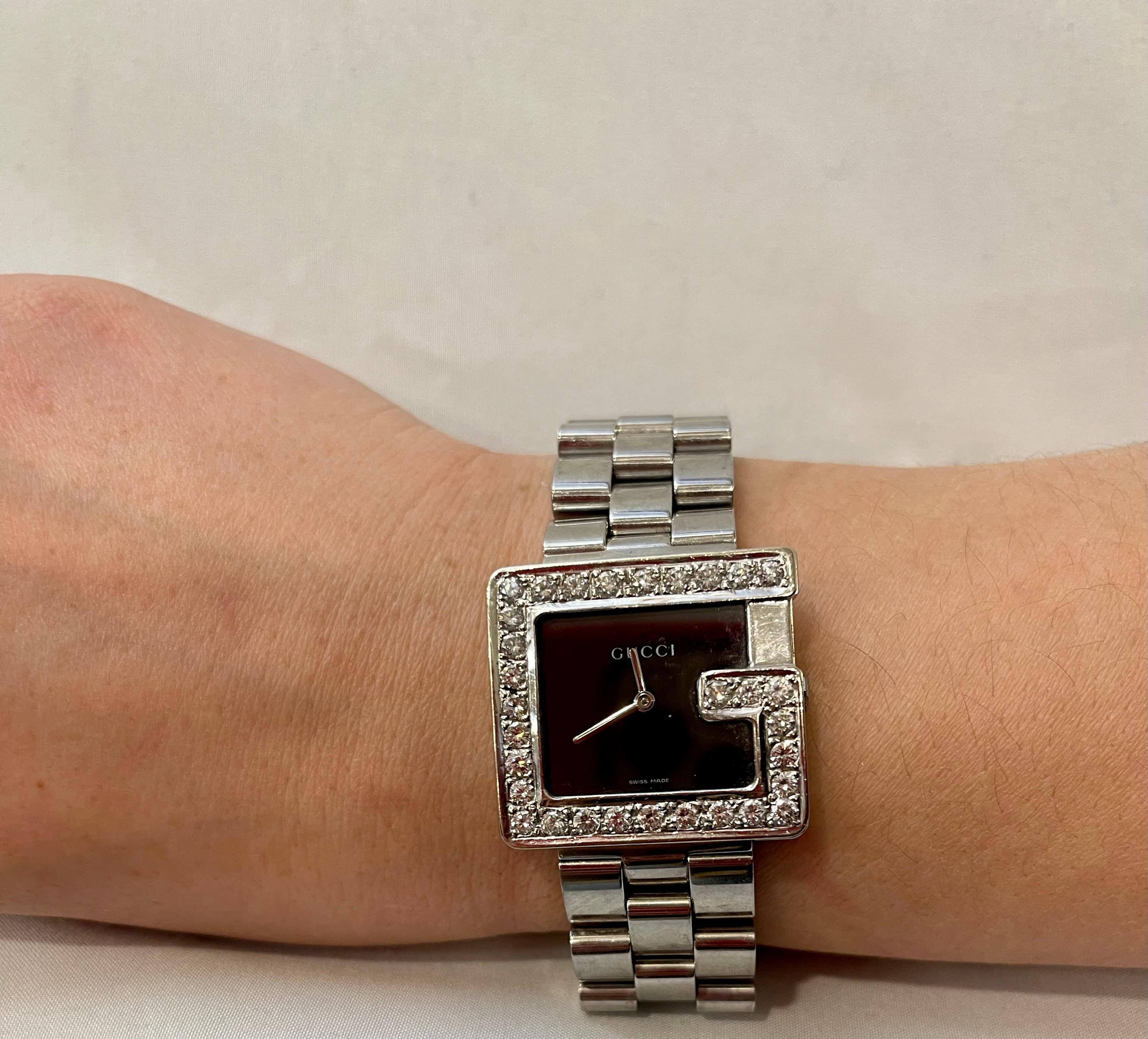 Gucci 100M Stahl Rechteckige maßgefertigte Unisex-Uhr mit schwarzem Zifferblatt und Diamant-G-Lünette im Angebot 1