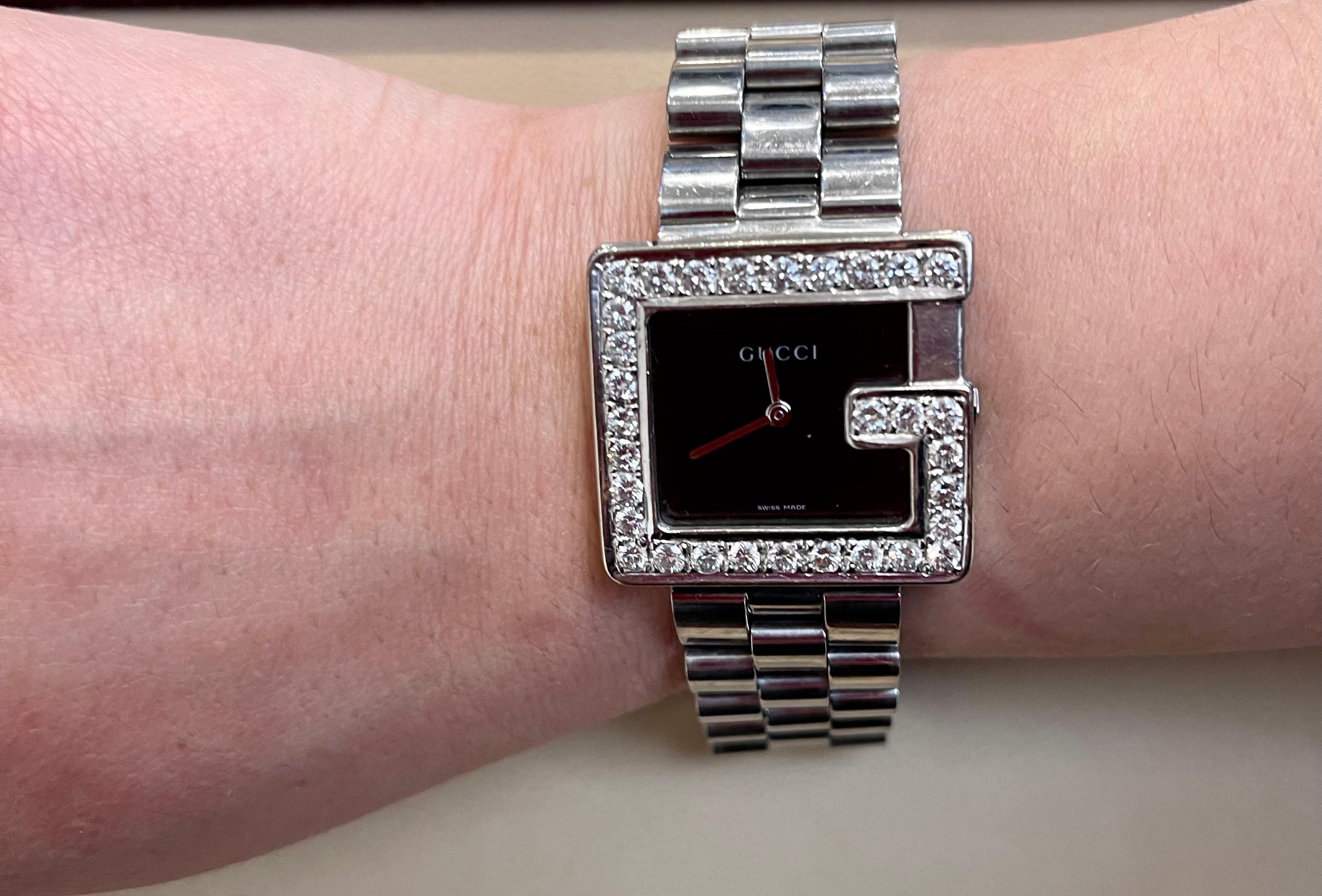 Gucci 100M Stahl Rechteckige maßgefertigte Unisex-Uhr mit schwarzem Zifferblatt und Diamant-G-Lünette im Angebot 2