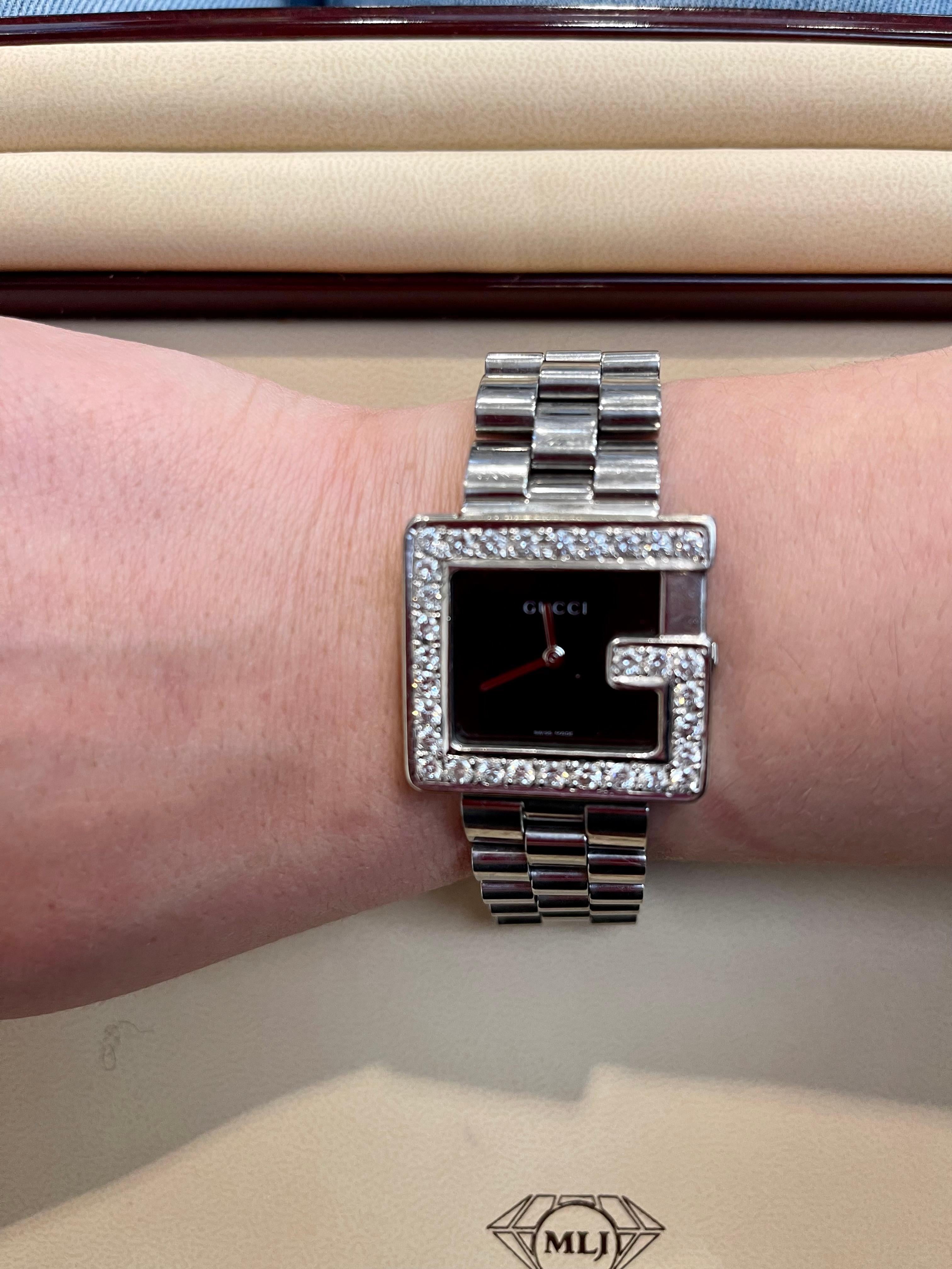 Gucci 100M Stahl Rechteckige maßgefertigte Unisex-Uhr mit schwarzem Zifferblatt und Diamant-G-Lünette im Angebot 3