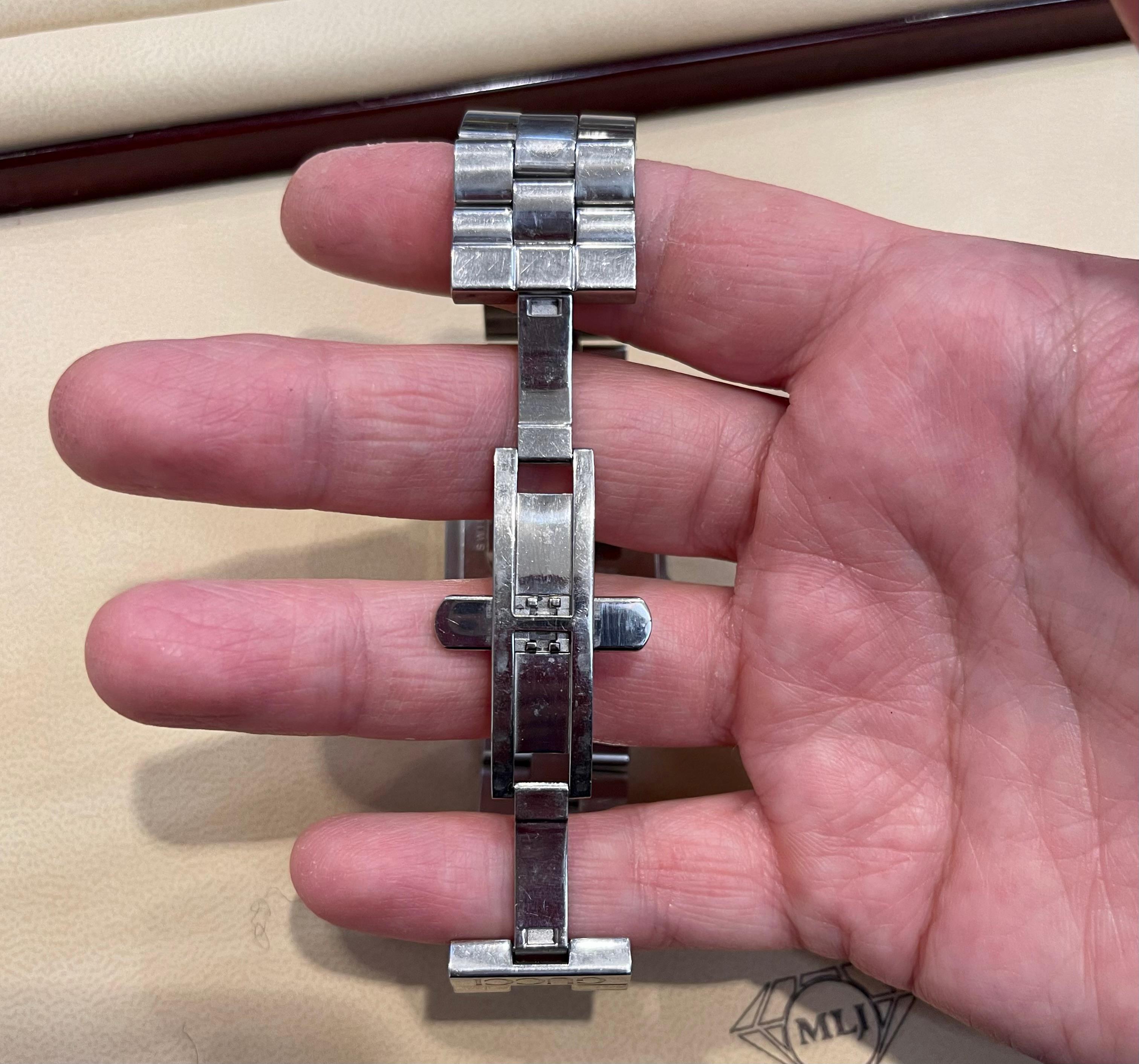 Gucci 100M Stahl Rechteckige maßgefertigte Unisex-Uhr mit schwarzem Zifferblatt und Diamant-G-Lünette im Angebot 4