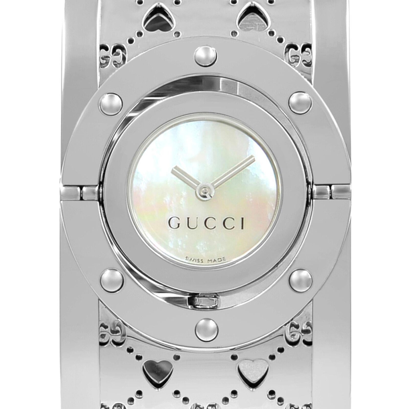 This New Without Tags Gucci Twirl YA112413 is a beautiful Ladies timepiece that is powered by a quartz movement which is cased in a stainless steel case. It has a round shape face, no features dial and has hand unspecified style markers. It is