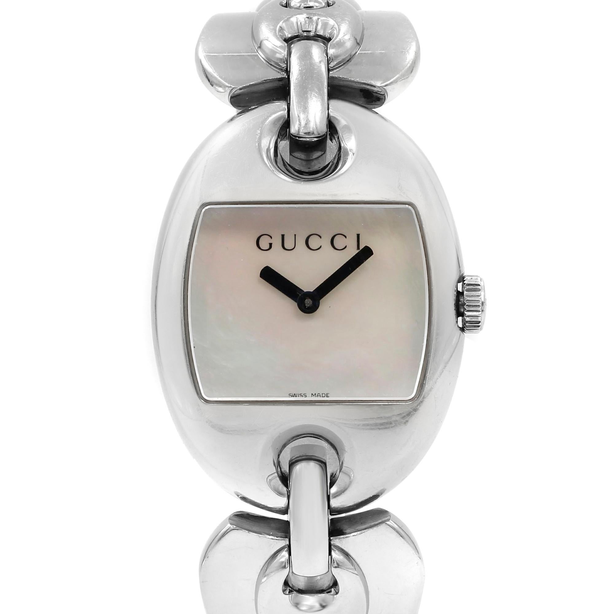 This pre-owned Gucci Marina Chain YA121302  is a beautiful Ladie's timepiece that is powered by quartz (battery) movement which is cased in a stainless steel case. It has a tonneau shape face, no features dial and has hand unspecified style markers.