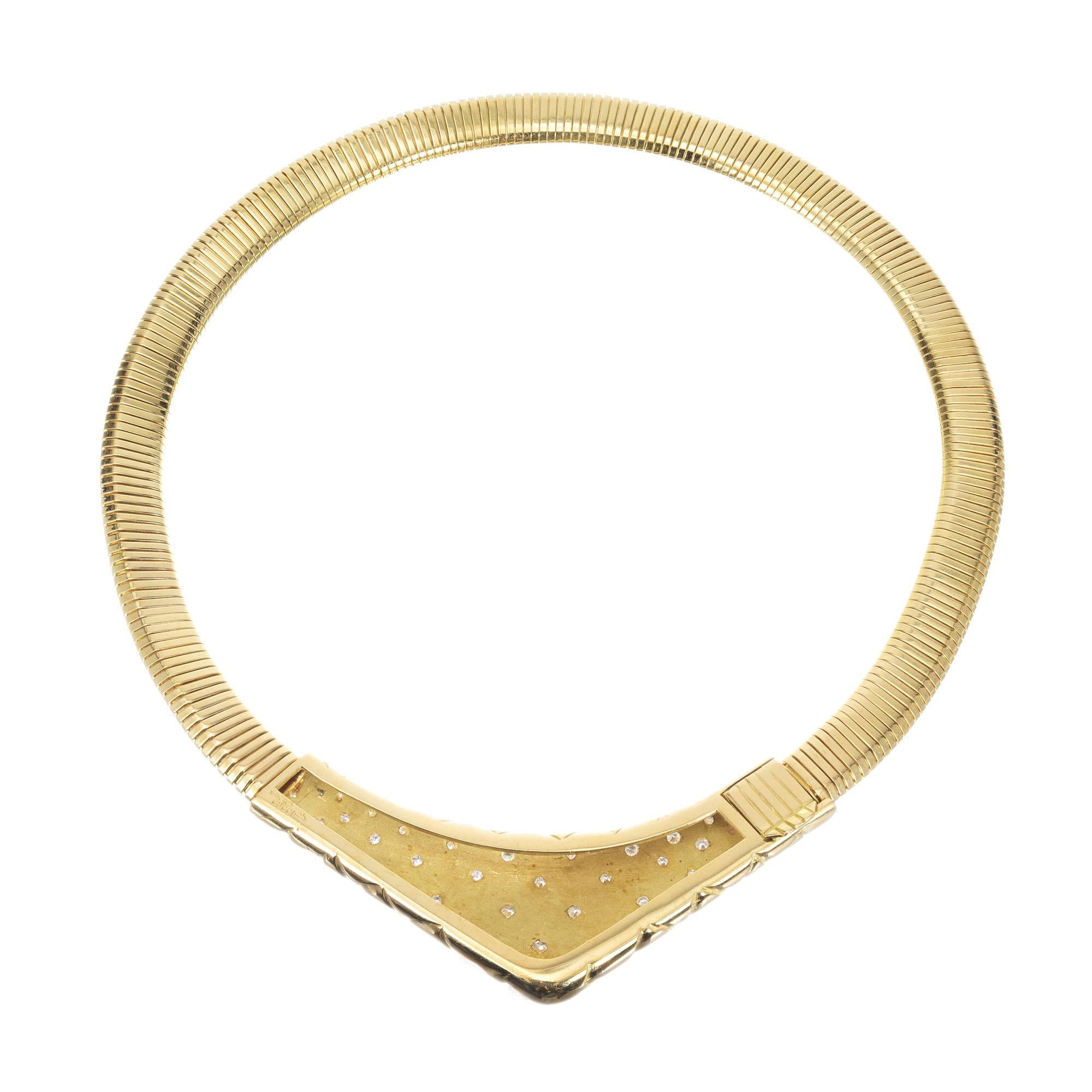 Collier Gucci en accordéon avec diamants de 1,45 carat. or jaune 18k des années 1960 avec 44 diamants ronds de taille brillant. 

44 diamants ronds de taille brillant, G VS environ 1,45 ct
or jaune 18k 
Estampillé : 18k 
Cachet : Gucci
90.0