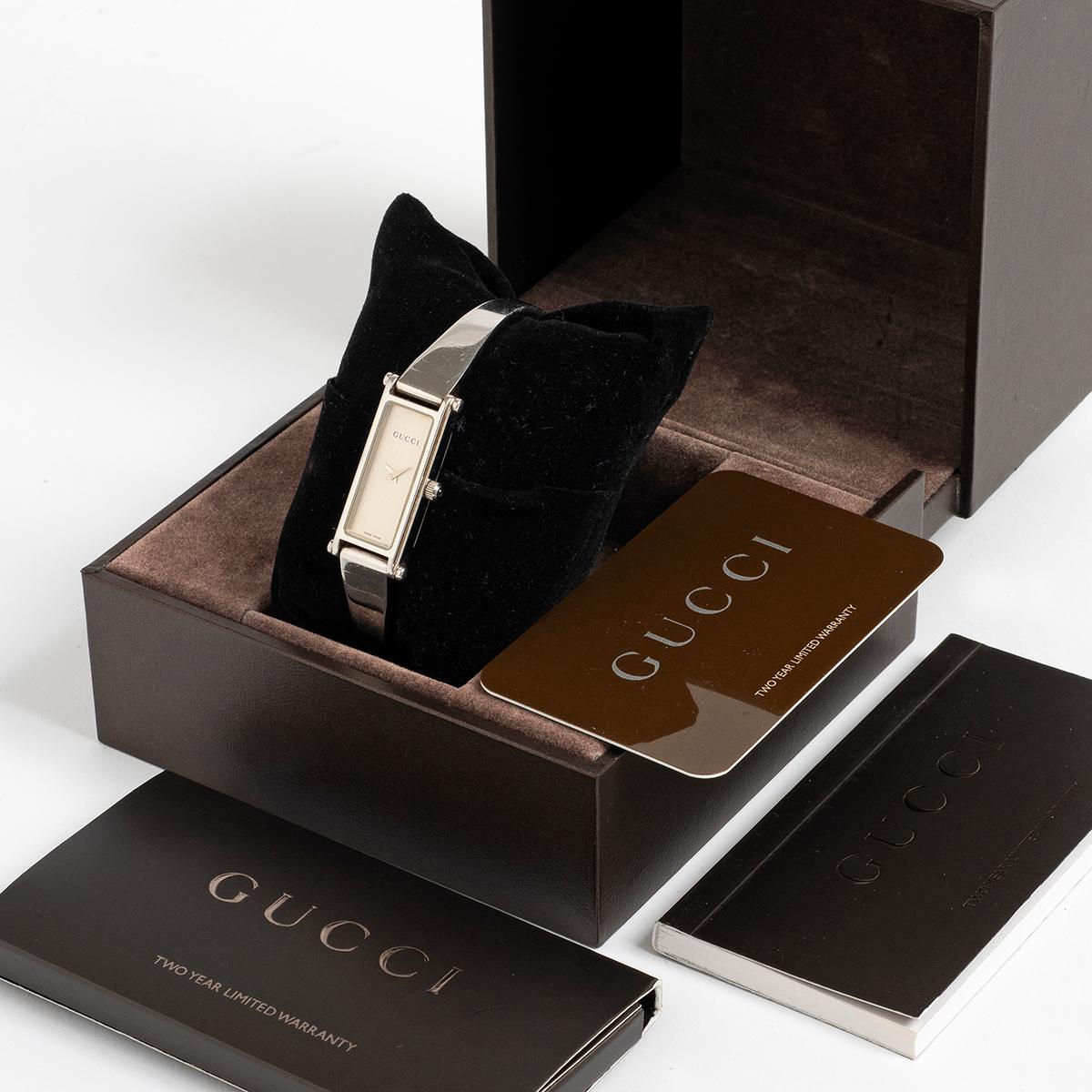 Il nostro Gucci 1500L al quarzo neo vintage ha una cassa in acciaio inossidabile lucido (12 mm x 30 mm) con quadrante argentato e bracciale di medie dimensioni, per adattarsi a un polso di 155 mm circa. Presentato in ottime condizioni con alcuni
