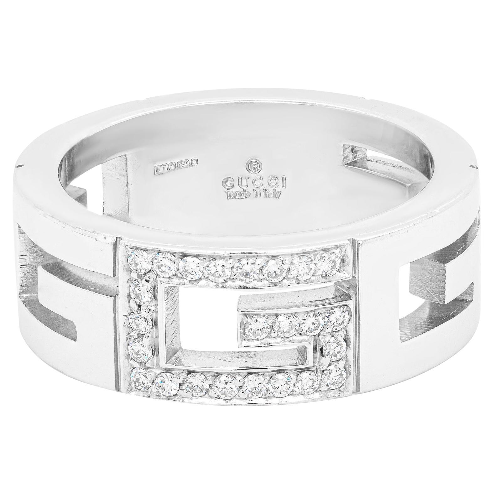 Gucci, bague jonc en or blanc 18 carats avec logo G ajouré et diamants en vente