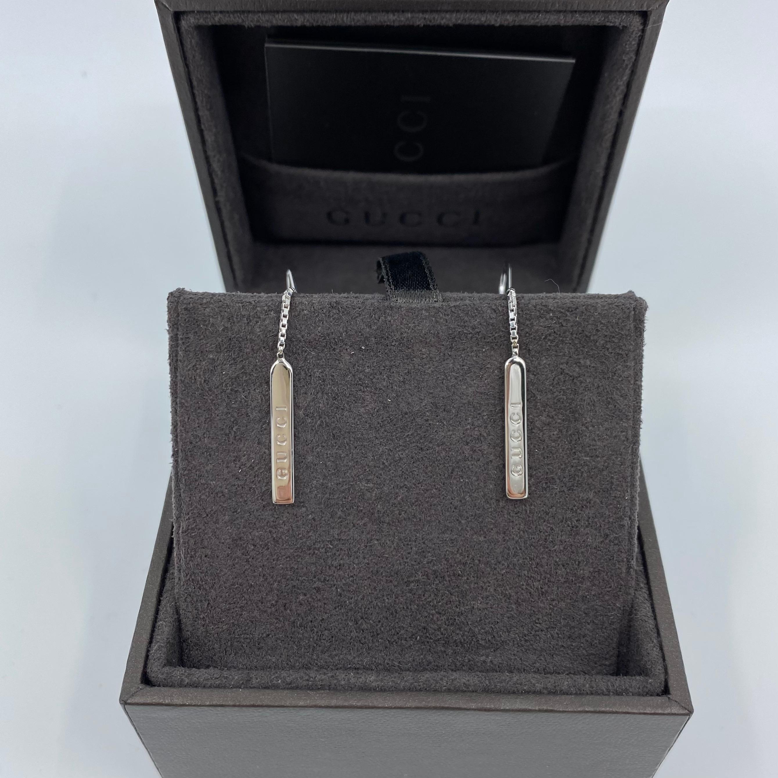 Gucci 18k Weißgold Bar Dangle Earrings.

Feine Gucci-Ohrringe, die sich durch ein Piercing einhaken und elegant am Ohr der Trägerin baumeln.

Dieser Artikel ist praktisch nagelneu, neu poliert und zu einem sehr hohen Standard gereinigt.

Kommt mit