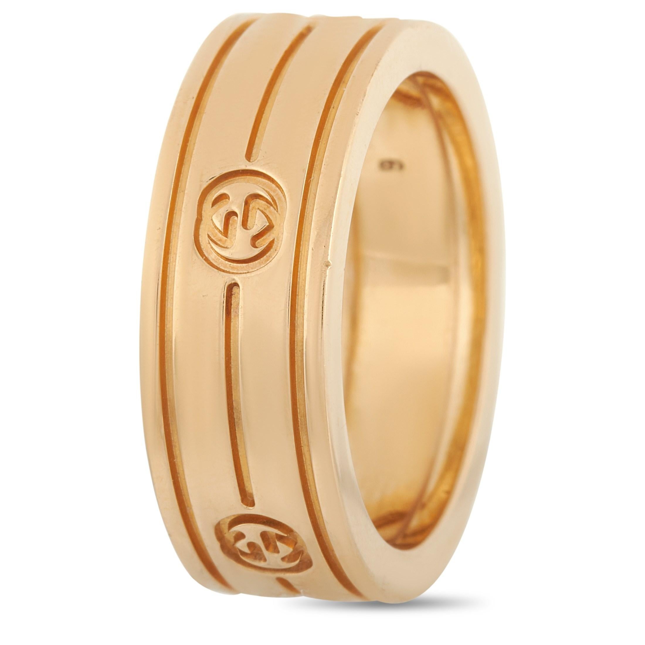 Dieser Gucci-Ring aus 18-karätigem Gelbgold ist ein edles Band im Gucci-Stil. Der Ring besteht aus 18-karätigem Gelbgold und zeigt das ineinandergreifende G-Logo von Gucci auf dem gesamten Ring. Der Ring hat eine Bandstärke von 6 mm und ein