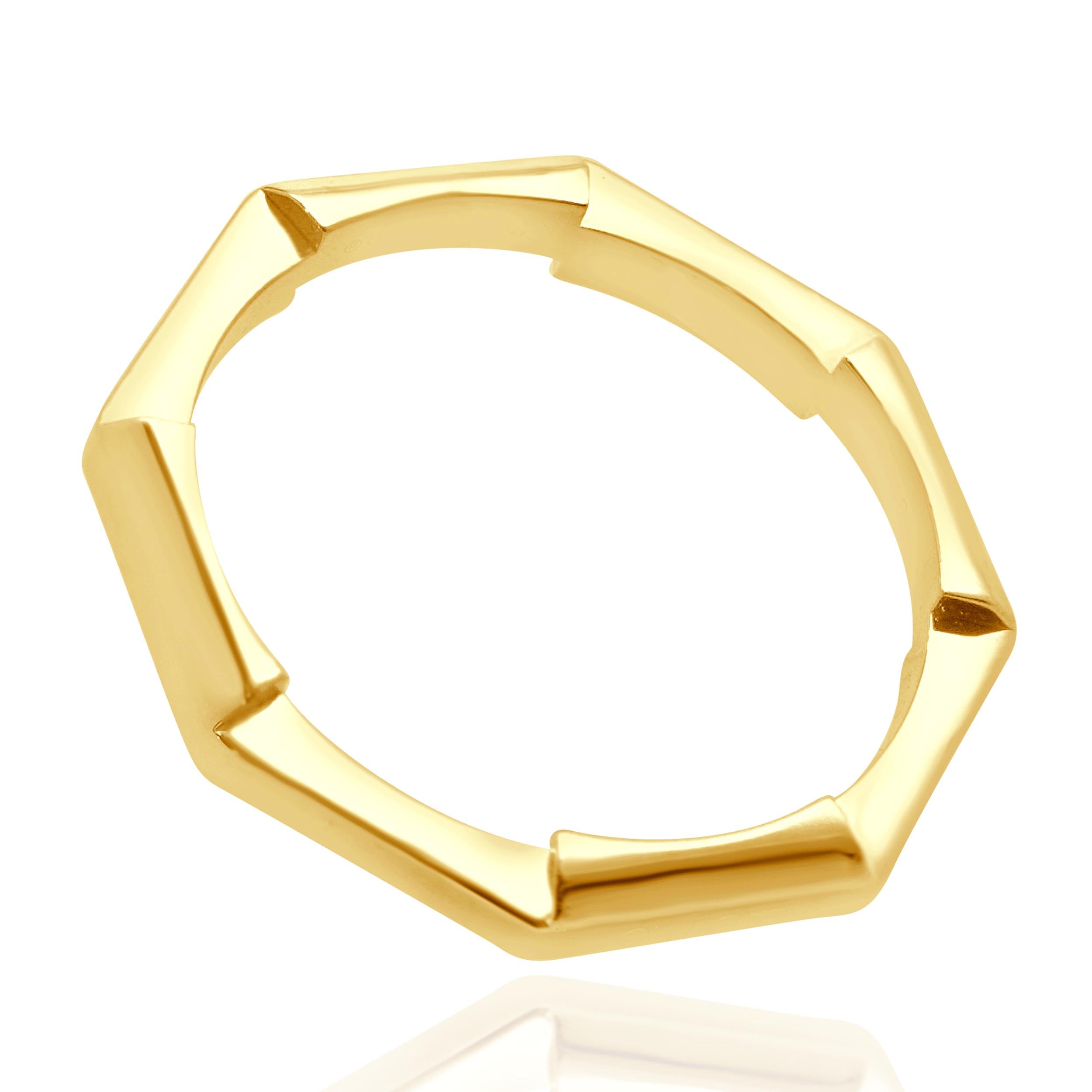 Designer : Gucci
Matériau : Or jaune 18k
Dimensions : la partie supérieure de l'anneau mesure 2.9 mm de large
Taille de l'anneau : 8.25
Poids : 3.53 grammes
