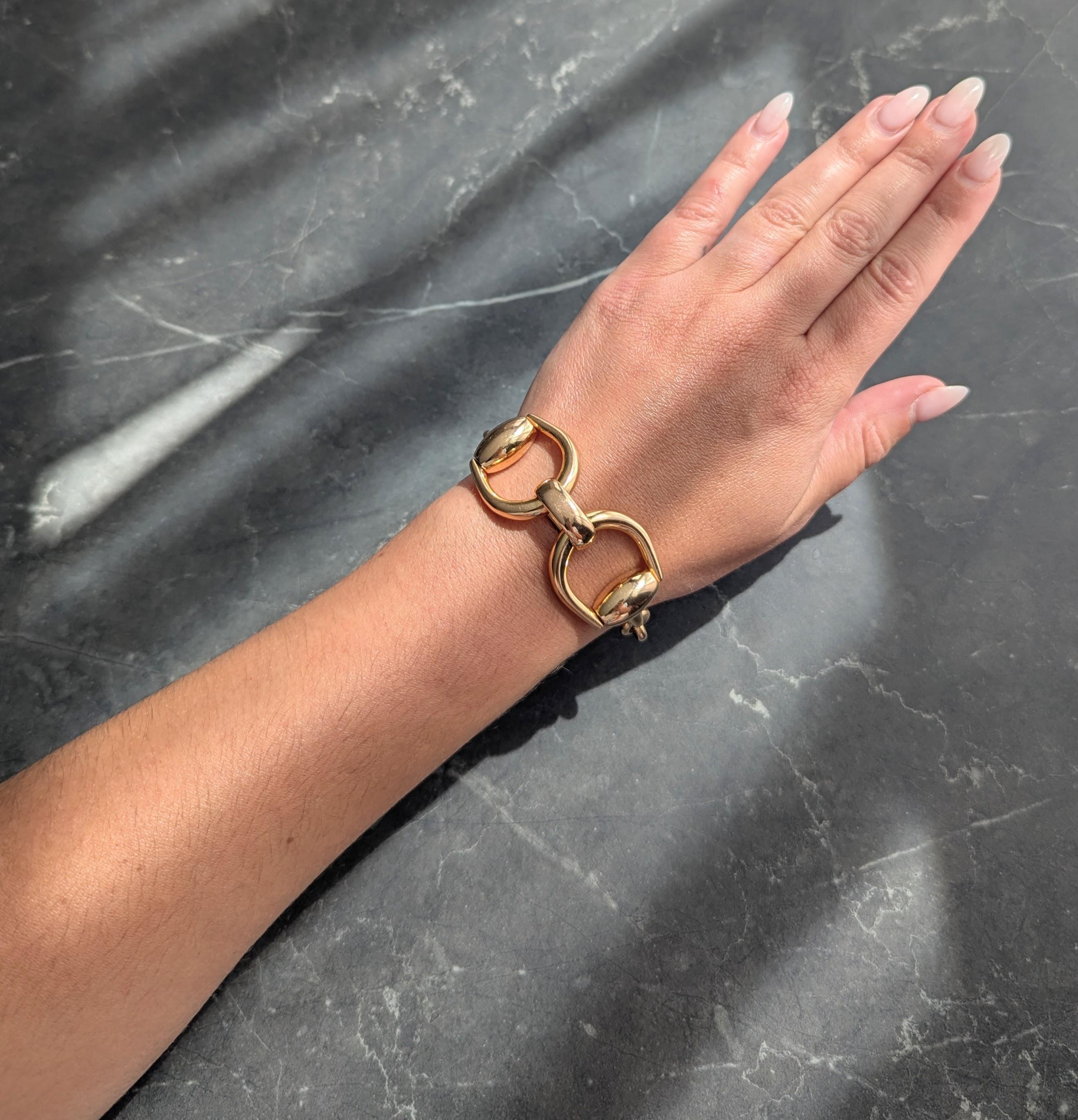 Le bracelet est composé de maillons à motif de mors de cheval.
Connectés par de grands maillons ovales
Finition en or poli
Le mors d'arrêt est articulé en guise de fermoir.
Estampillé 750 avec des marques d'essai italiennes pour l'or 18