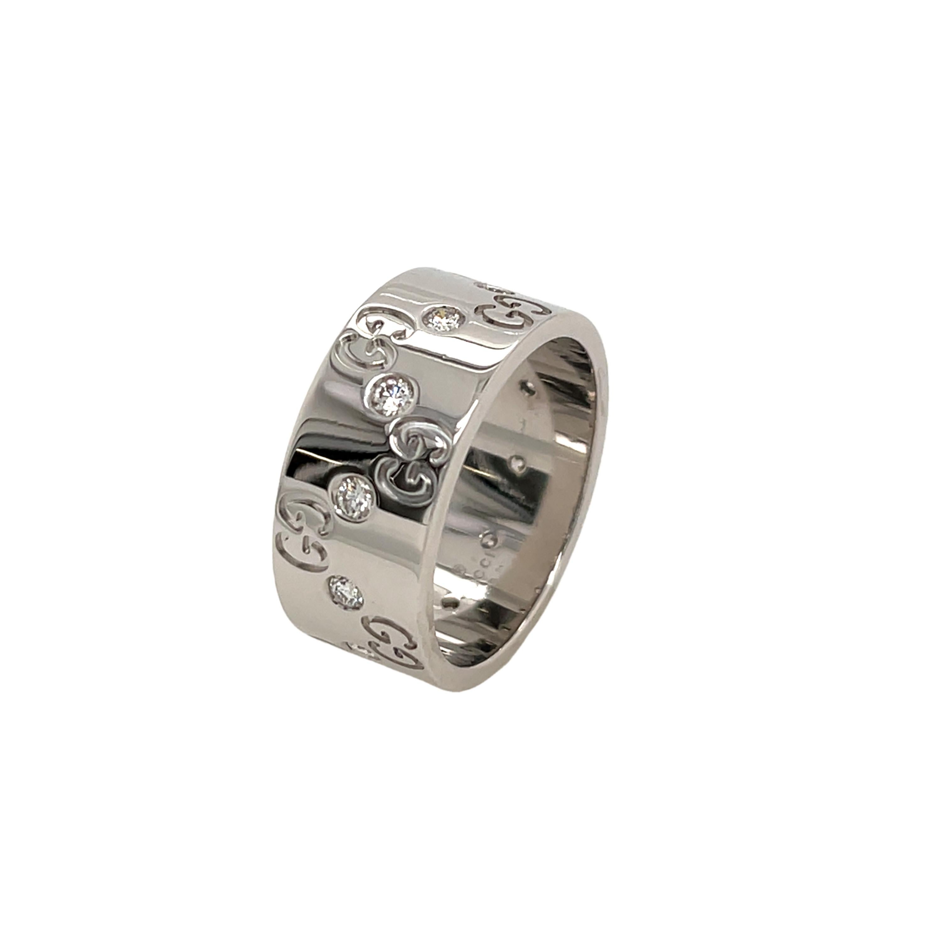 Uno squisito anello Gucci in oro bianco 18 ct, impreziosito da 12 diamanti rotondi con taglio a brillante che aggiungono uno scintillio abbagliante a questo elegante design. 
Questo pezzo di lusso combina lo stile caratteristico di Gucci con una