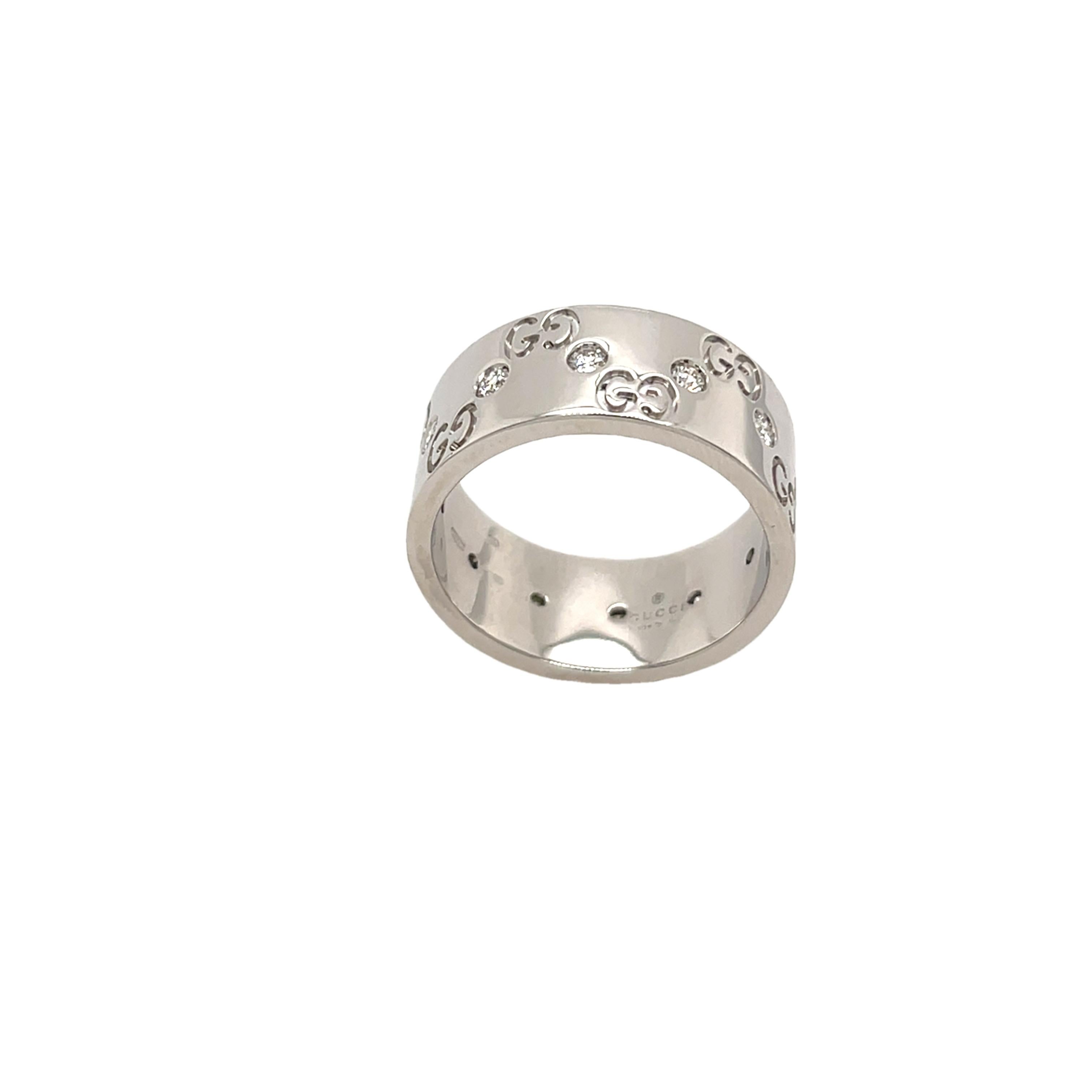 Moderno Anello Gucci in oro bianco 18 ct e diamanti con 12 diamanti rotondi taglio Brilliante in vendita