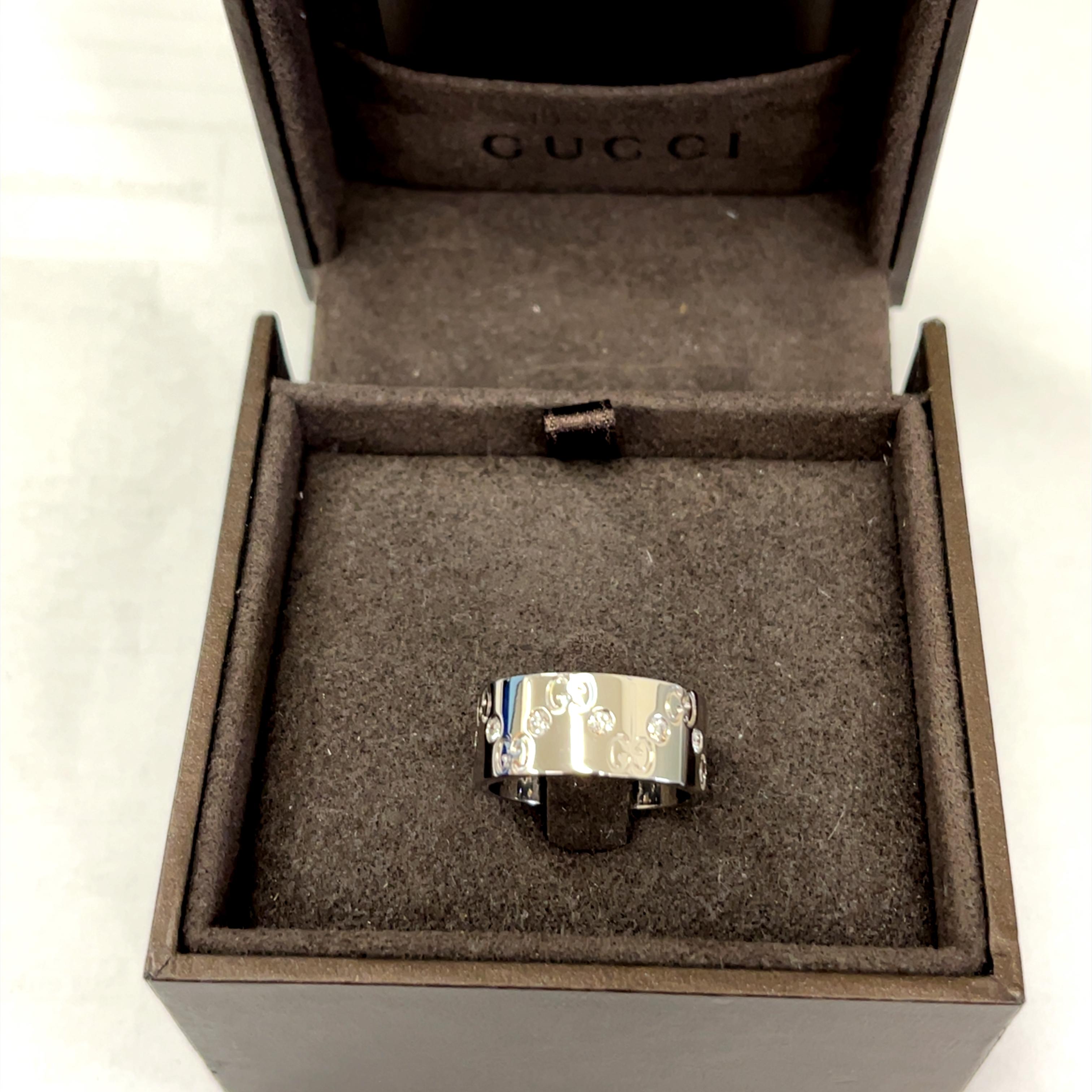 Taglio rotondo Anello Gucci in oro bianco 18 ct e diamanti con 12 diamanti rotondi taglio Brilliante in vendita