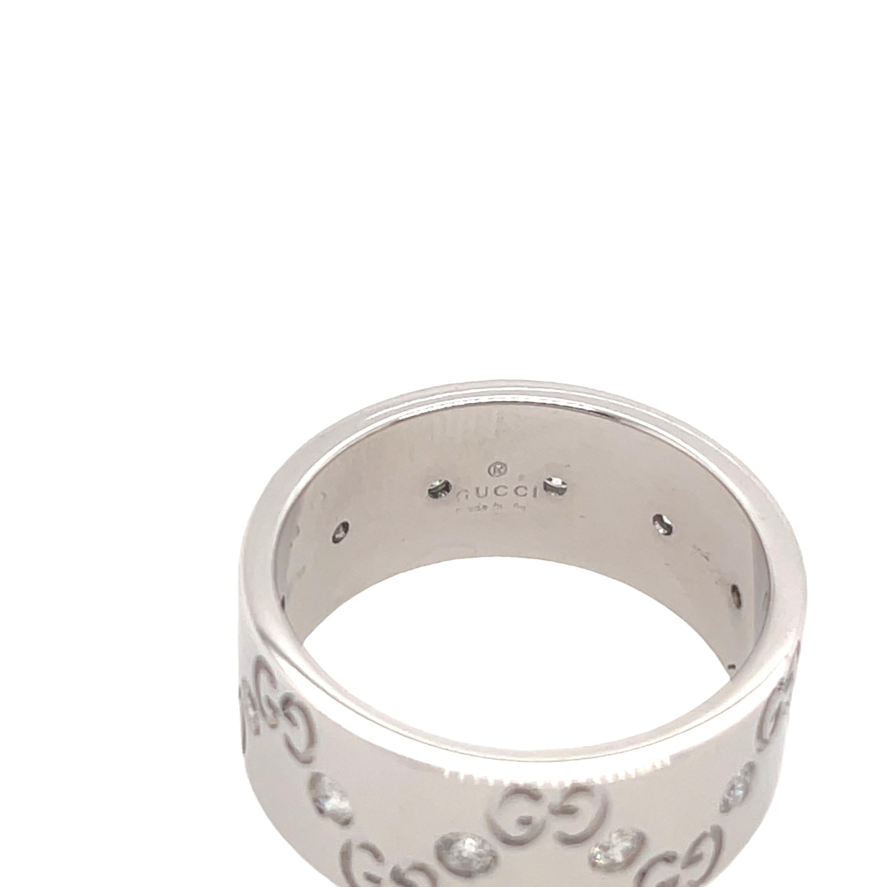 Donna Anello Gucci in oro bianco 18 ct e diamanti con 12 diamanti rotondi taglio Brilliante in vendita