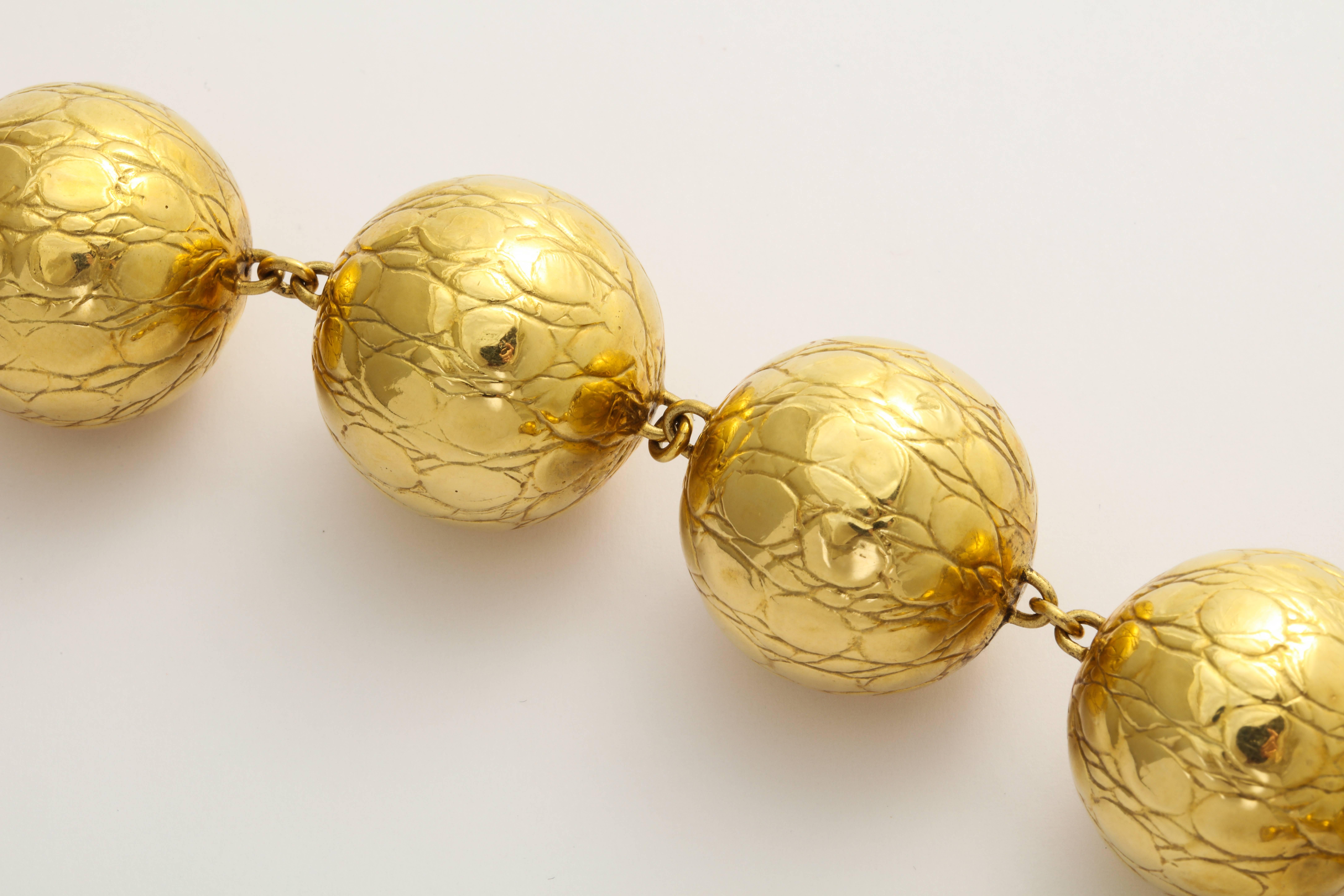 Collana Gucci in oro 18 carati con sfere d'oro di grandi dimensioni e finitura in alligatore In condizioni ottime in vendita a New York, NY