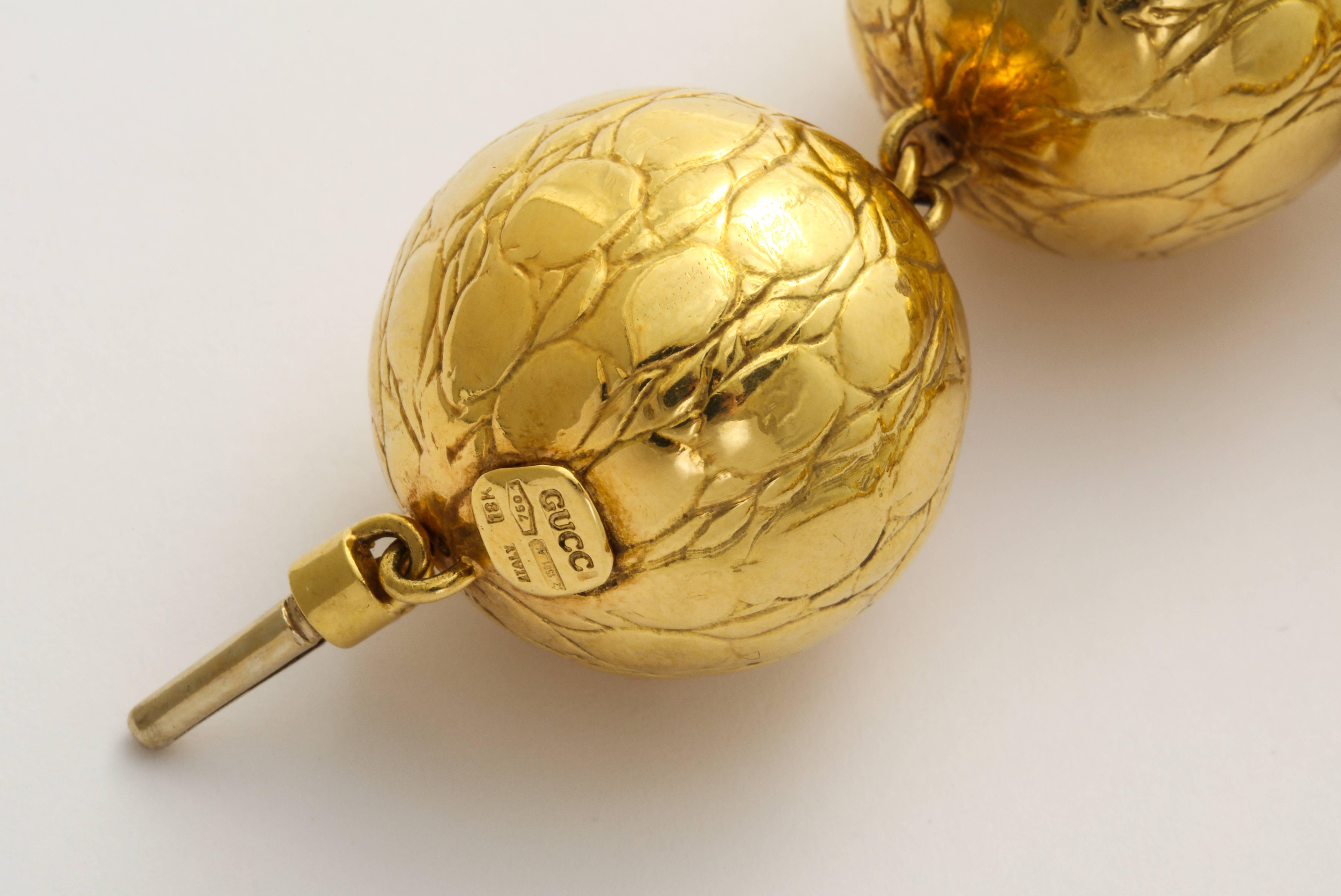 Collana Gucci in oro 18 carati con sfere d'oro di grandi dimensioni e finitura in alligatore in vendita 1