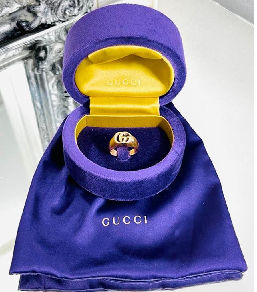 Gucci Bague Signature Logo 'GG' en or 18k

Anneau de course en or massif d'un poids élevé, prix de vente conseillé : 2 500 euros.

Taille - 60EU

État - Très bon/Excellent (peut présenter de très fines rayures)

Composition - Or jaune 18k, poids