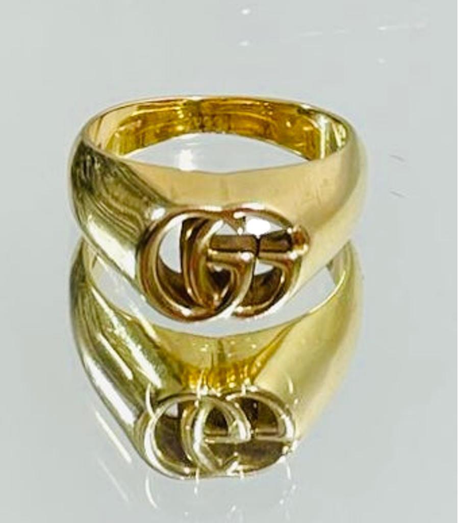 Gucci 18k Gold 'GG' Logo Signaturring (Ästhetizismus) im Angebot