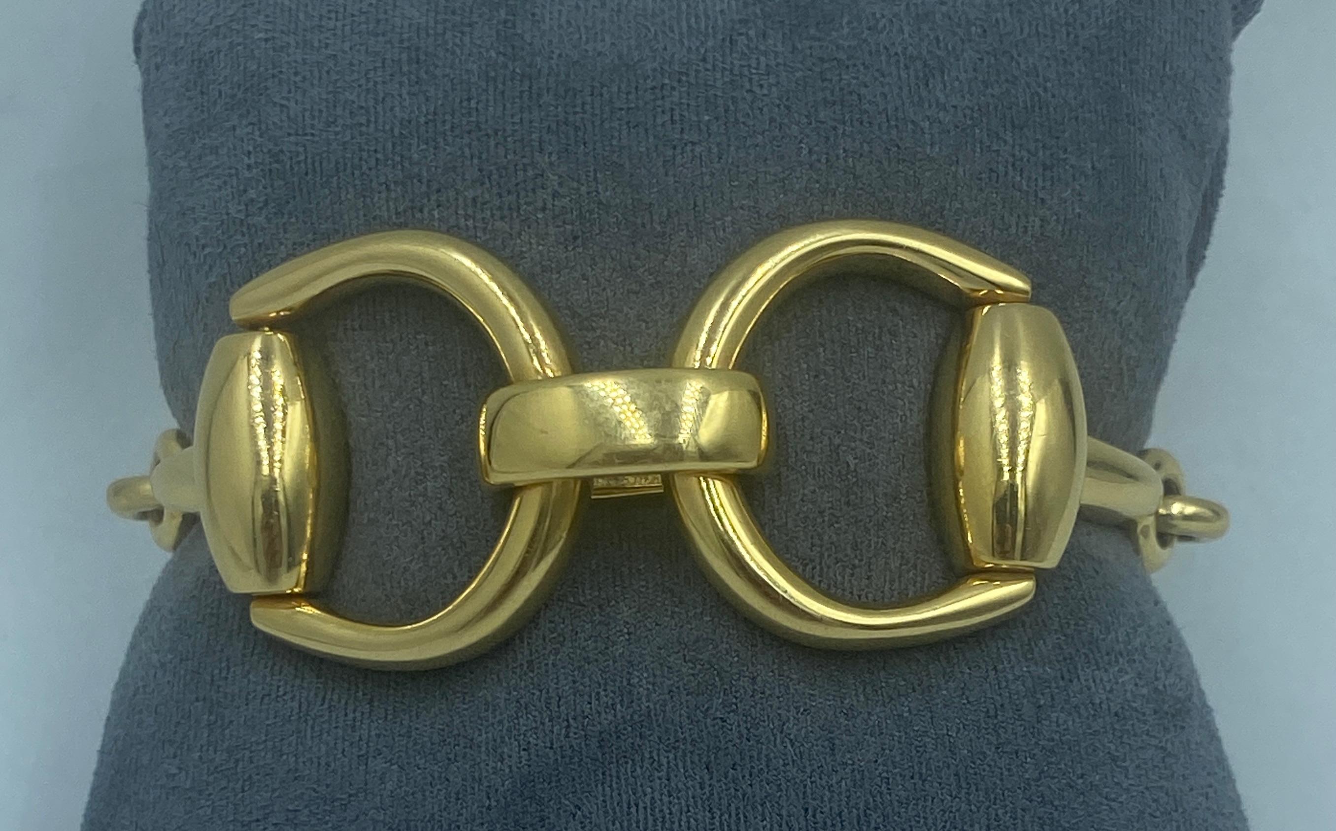 Dieses ikonische Steigbügelarmband aus 18-karätigem Gold von Gucci stammt aus den 1980er Jahren und ist ein Stück, das Sie nicht mehr ablegen möchten!