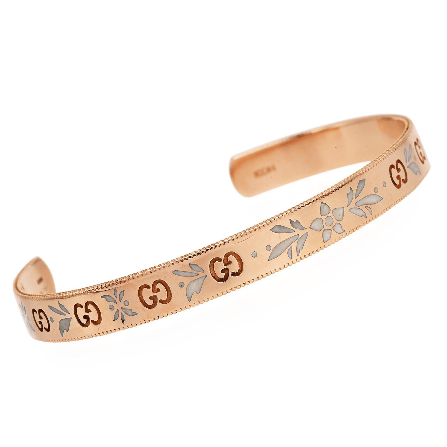 Design senza tempo di Gucci, questo bracciale Blossom è realizzato in caldo oro rosa 18 carati e arricchito da delicati motivi floreali smaltati. I loghi GG si alternano a disegni di fiori.

Ideale per essere impilato o indossato da solo come un