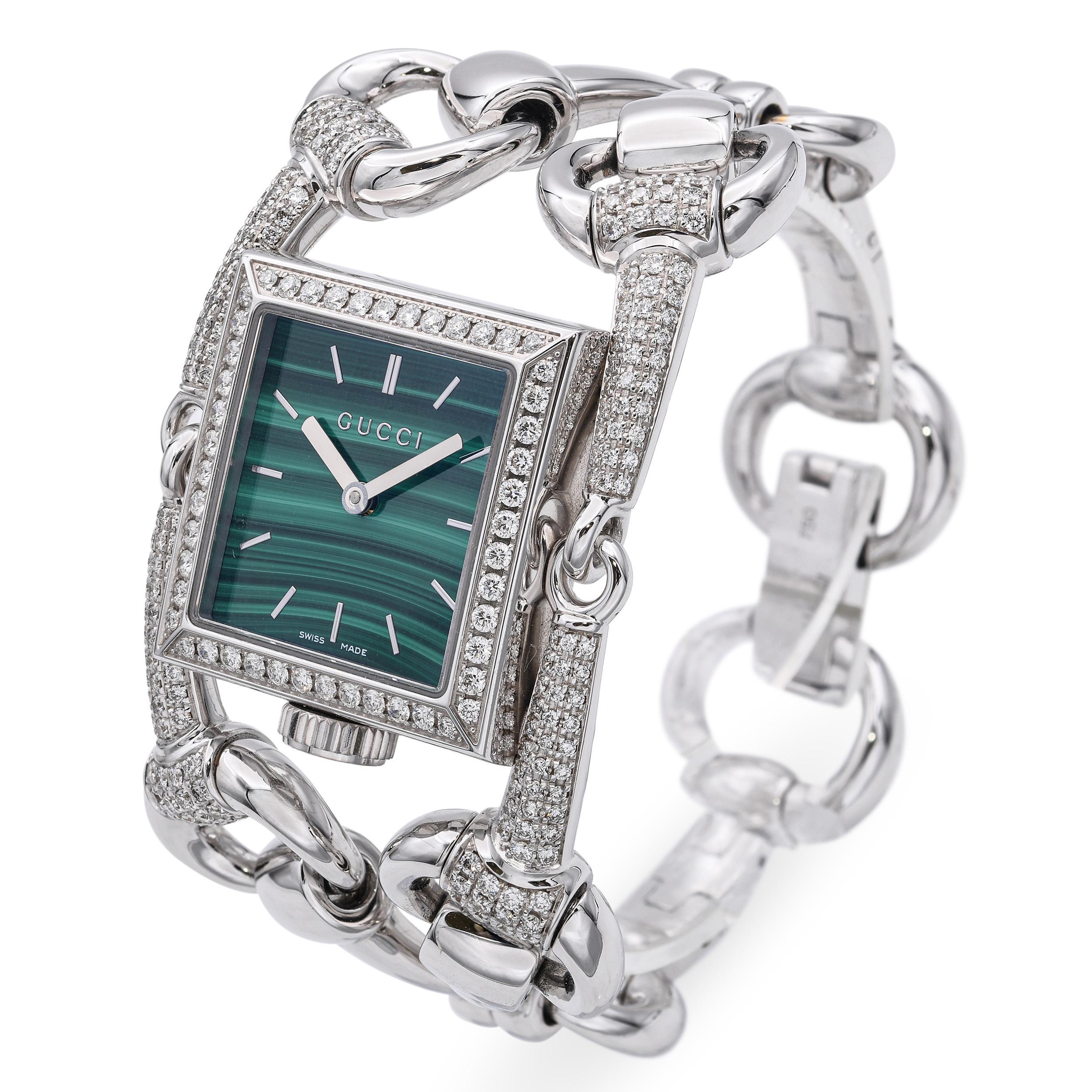 Questo lussuoso orologio Gucci Signoria è realizzato in oro bianco massiccio 18 carati e impreziosito da diamanti a taglio brillante lungo la lunetta e il bracciale per un look sofisticato e di alta gioielleria. L'elegante quadrante, abbinato