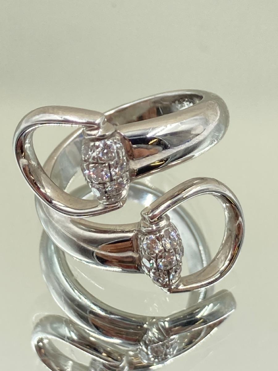 Inventory Number: EL1082970

Introducing the Gucci 18K White Gold .28 CTW Round Diamond Fashion Ring: A Timeless Treasure

Elevate your style with this exquisite Gucci 18K White Gold .28 CTW Round Diamond Fashion Ring, a true embodiment of elegance
