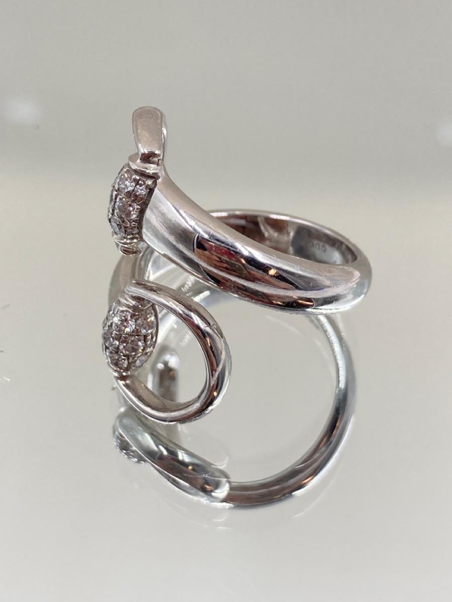 Gucci Mode-Ring, 18 Karat Weißgold .28 Karat runder Diamant (Rundschliff) im Angebot