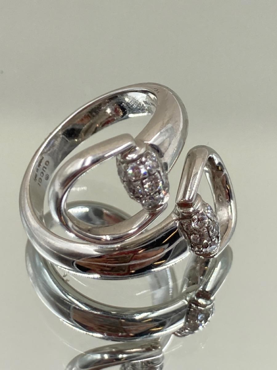 Gucci Mode-Ring, 18 Karat Weißgold .28 Karat runder Diamant im Zustand „Gut“ im Angebot in South Bend, IN