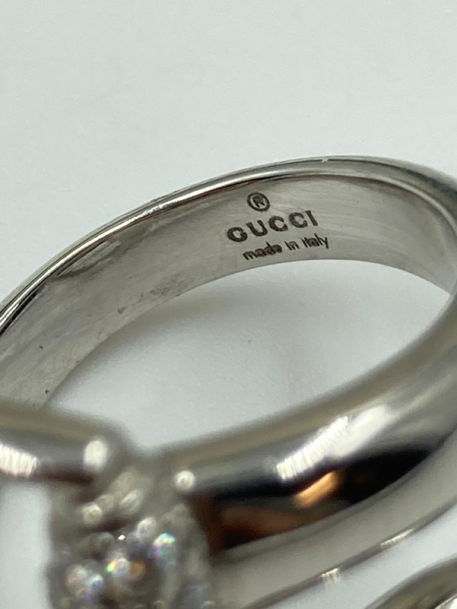 Gucci Mode-Ring, 18 Karat Weißgold .28 Karat runder Diamant im Angebot 1
