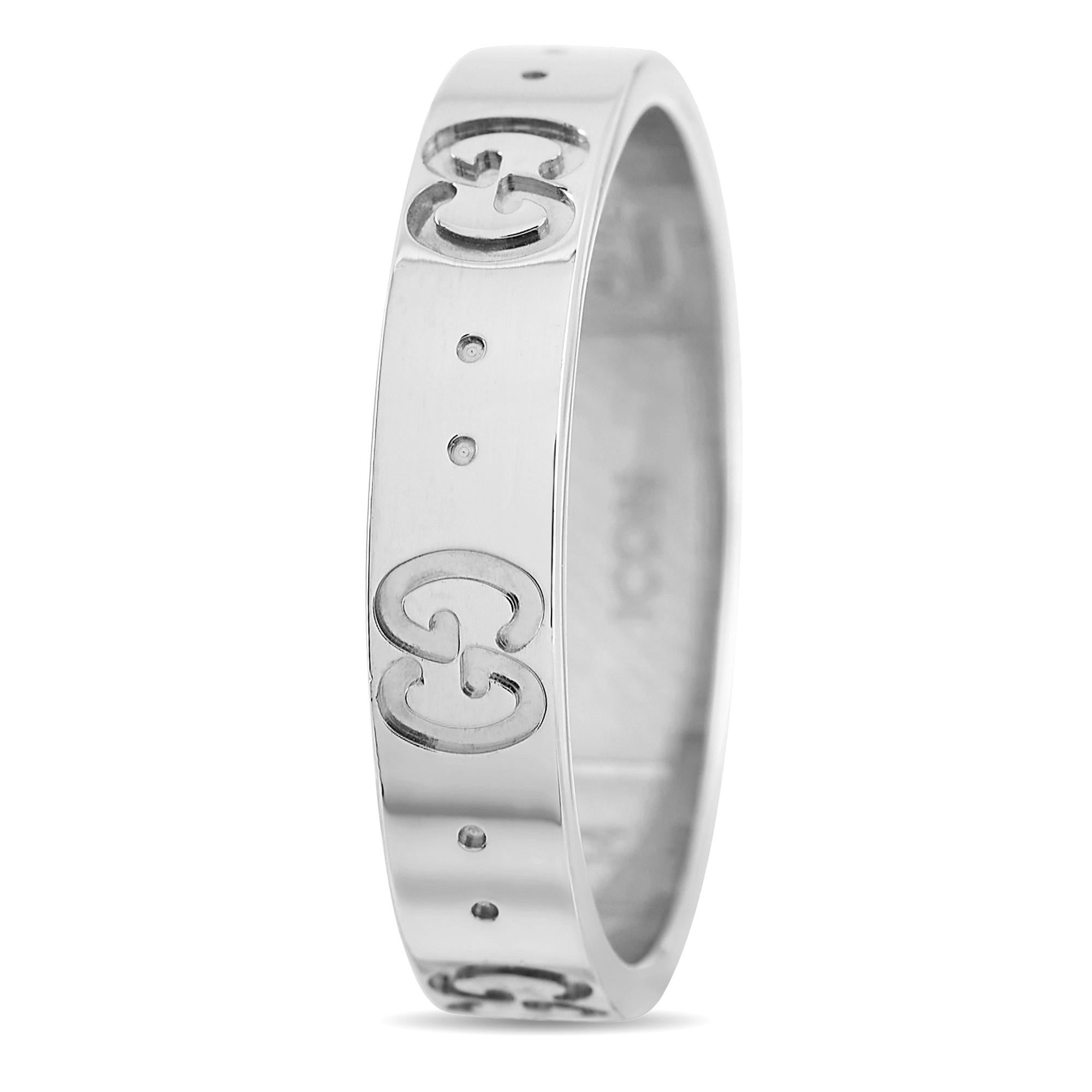 The iconic Double G logo takes center stage on this sleek Gucci band ring. Crafted from 18K white gold, this understated accessory measures 4mm wide and will instantly add a touch of luxury to any outfit.This jewelry piece is offered in estate