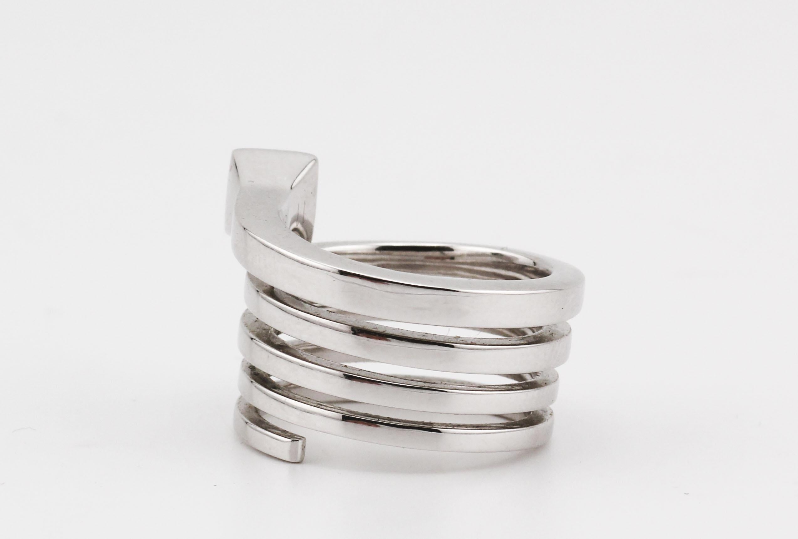 Scopri l'audace raffinatezza dell'anello Gucci in oro bianco 18k, un pezzo sorprendente che incarna il lusso moderno con un tocco architettonico unico. Realizzato in oro bianco 18 carati, questo anello mostra l'impegno di Gucci per un design