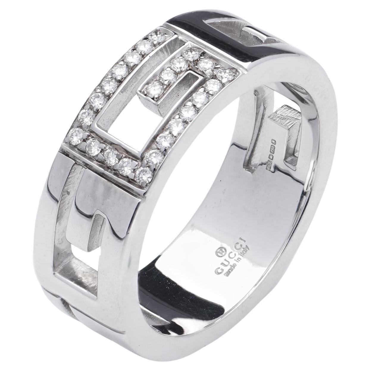 Gucci 18k White Gold Cut-Out "G" Logo Band Ring with Pave Diamonds For Sale  at 1stDibs