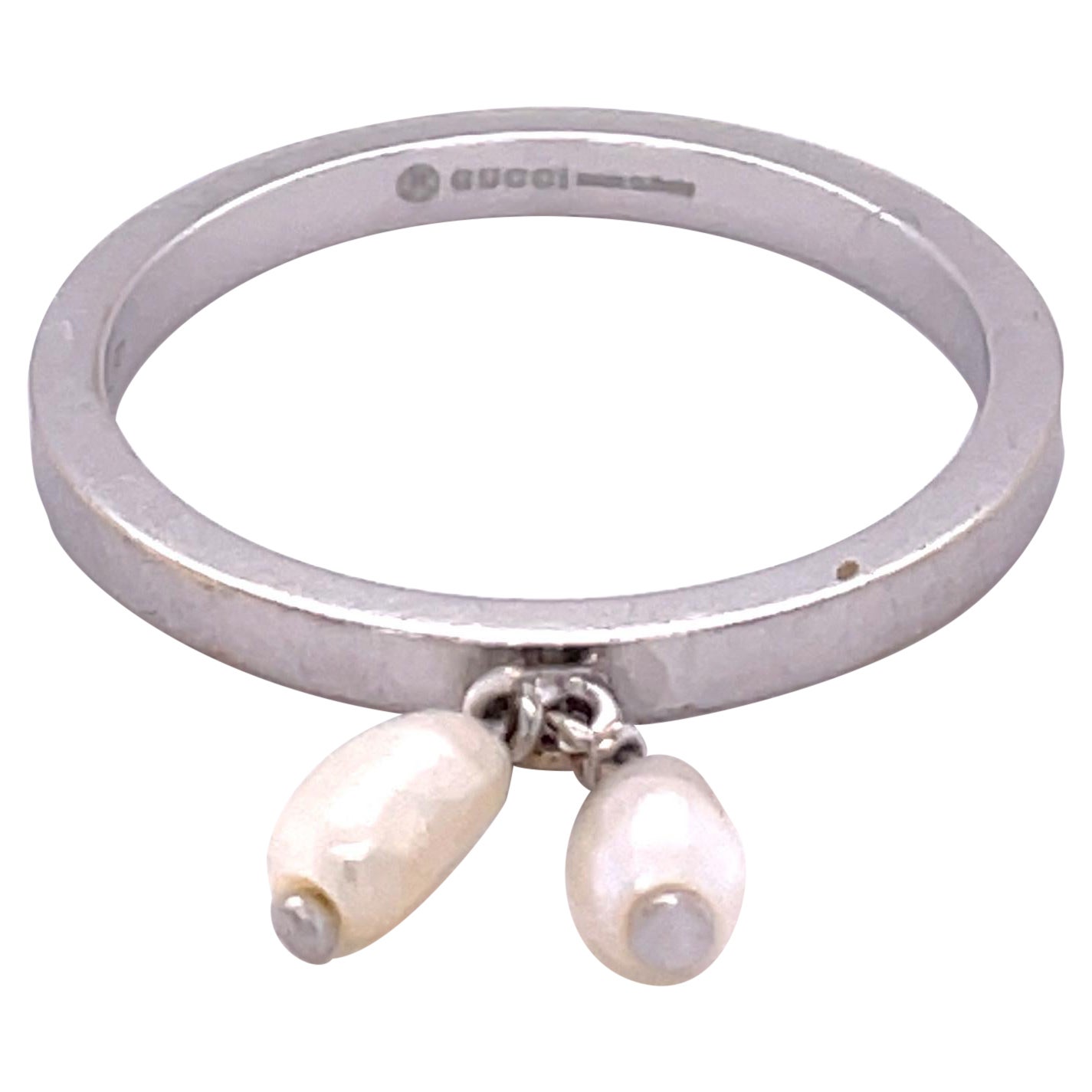 Gucci, bague en or blanc 18 carats avec perle pendante en vente