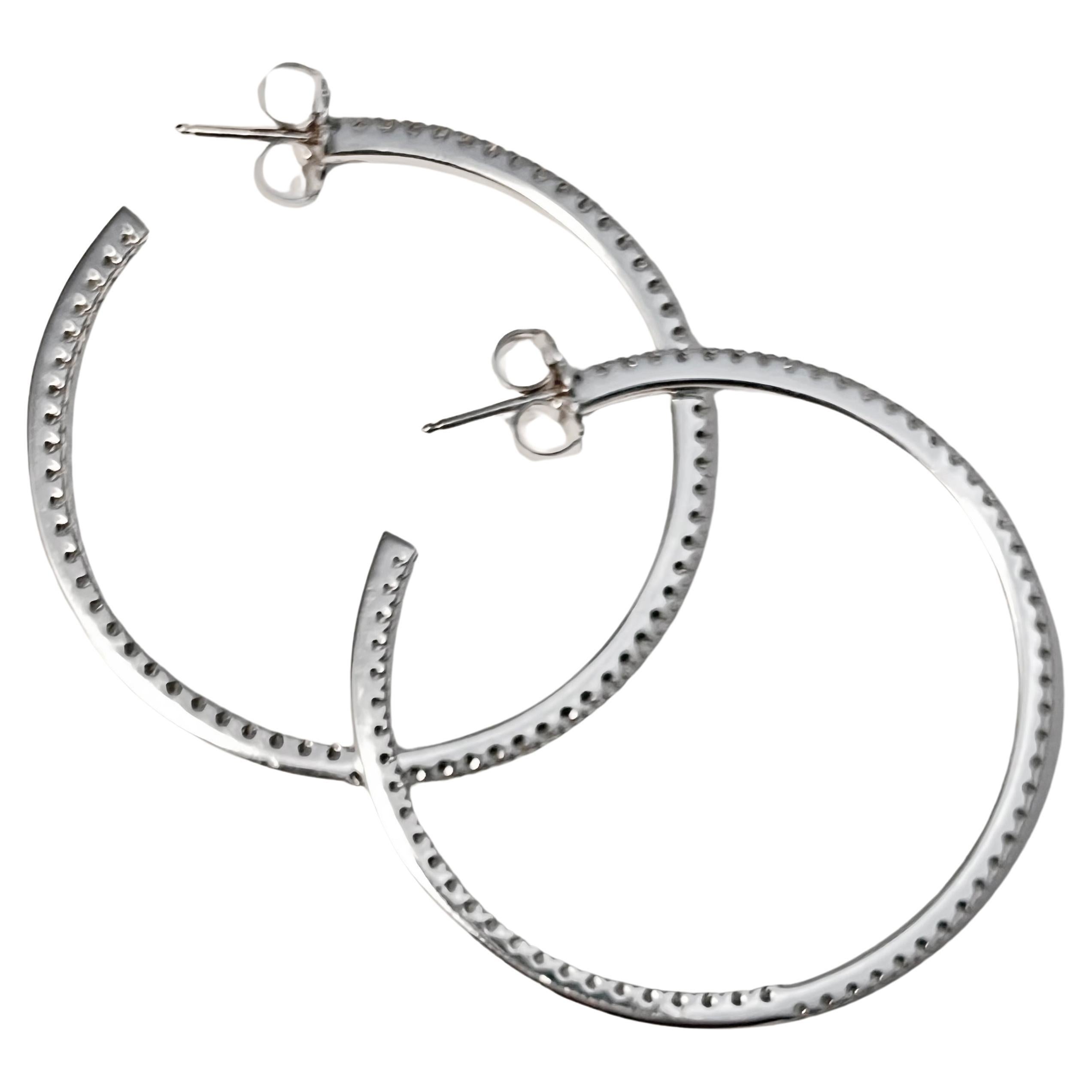 Gucci 18k Weißgold 'inside out' Diamantohrringe, mit einhundertzweiunddreißig runden Diamanten im Brillantschliff mit einem Gewicht von ca. 1,32 Karat (Farbe F-G, Reinheit VS1-VS2).  50 mm Durchmesser (2