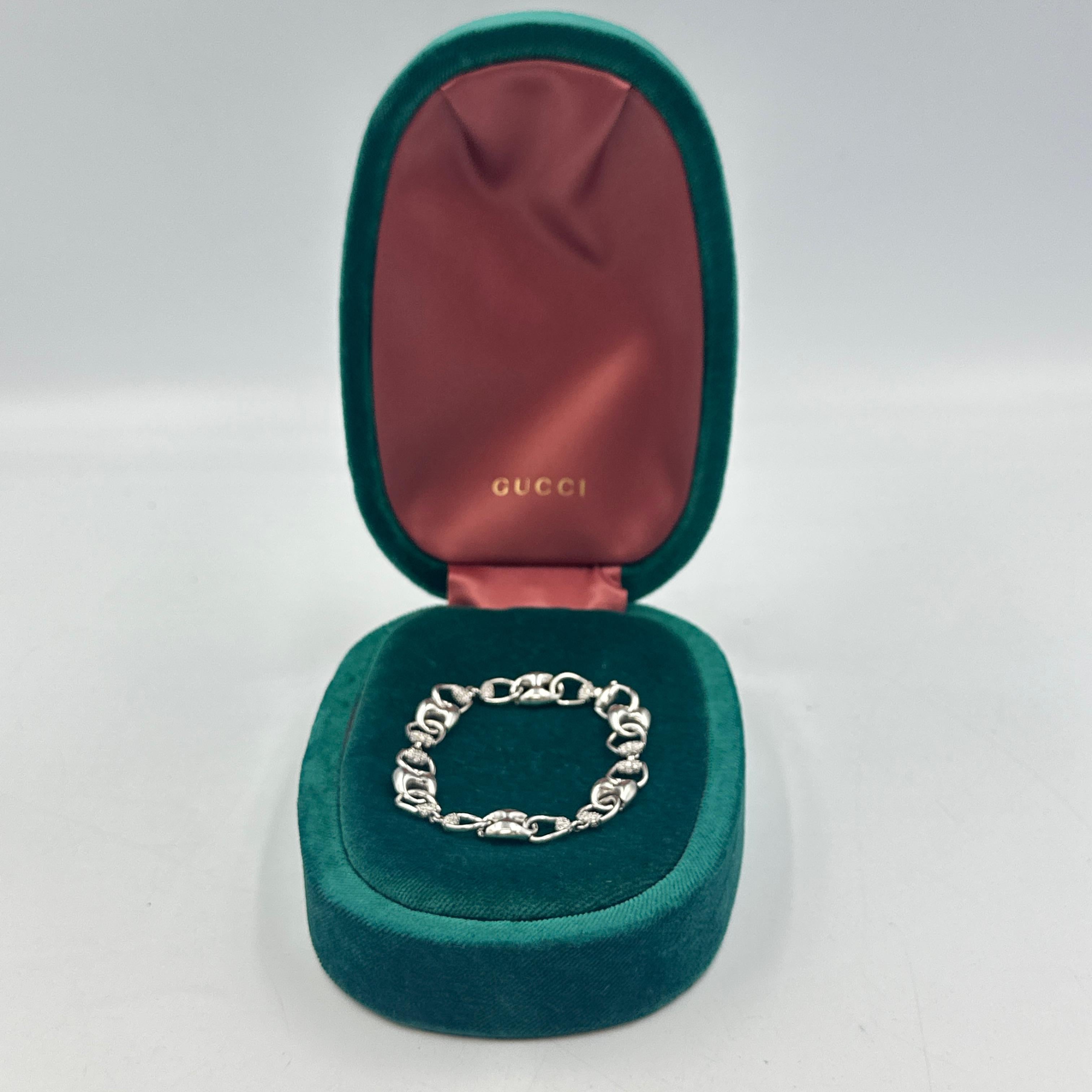 Bracelet Gucci en or blanc 18 carats.
Diamants sur le bas des maillons du mors de cheval.
18 liens au total.
Convient à un poignet de 7