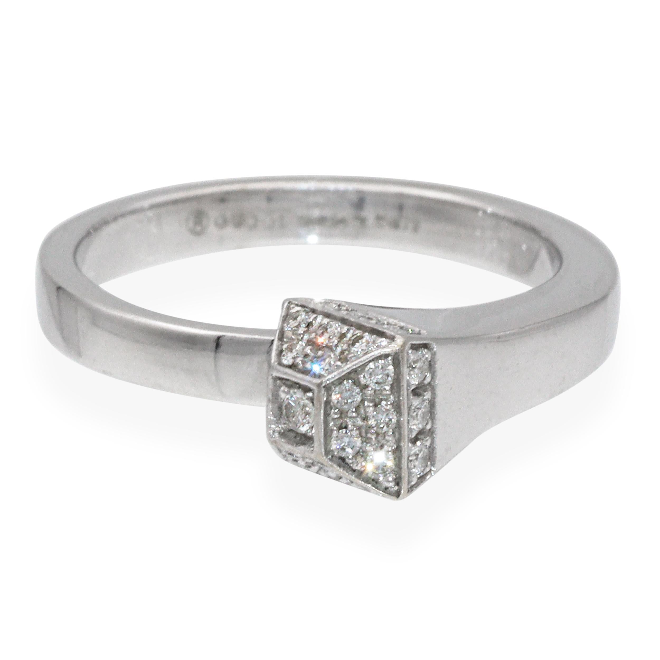 Dieser luxuriöse Ring von Gucci ist eine Neuinterpretation der industriellen Eleganz eines Nagels in Form eines edlen Schmuckstücks. Er ist aus massivem 18-karätigem Weißgold gefertigt und mit brillanten, pavégefassten Diamanten besetzt. Das