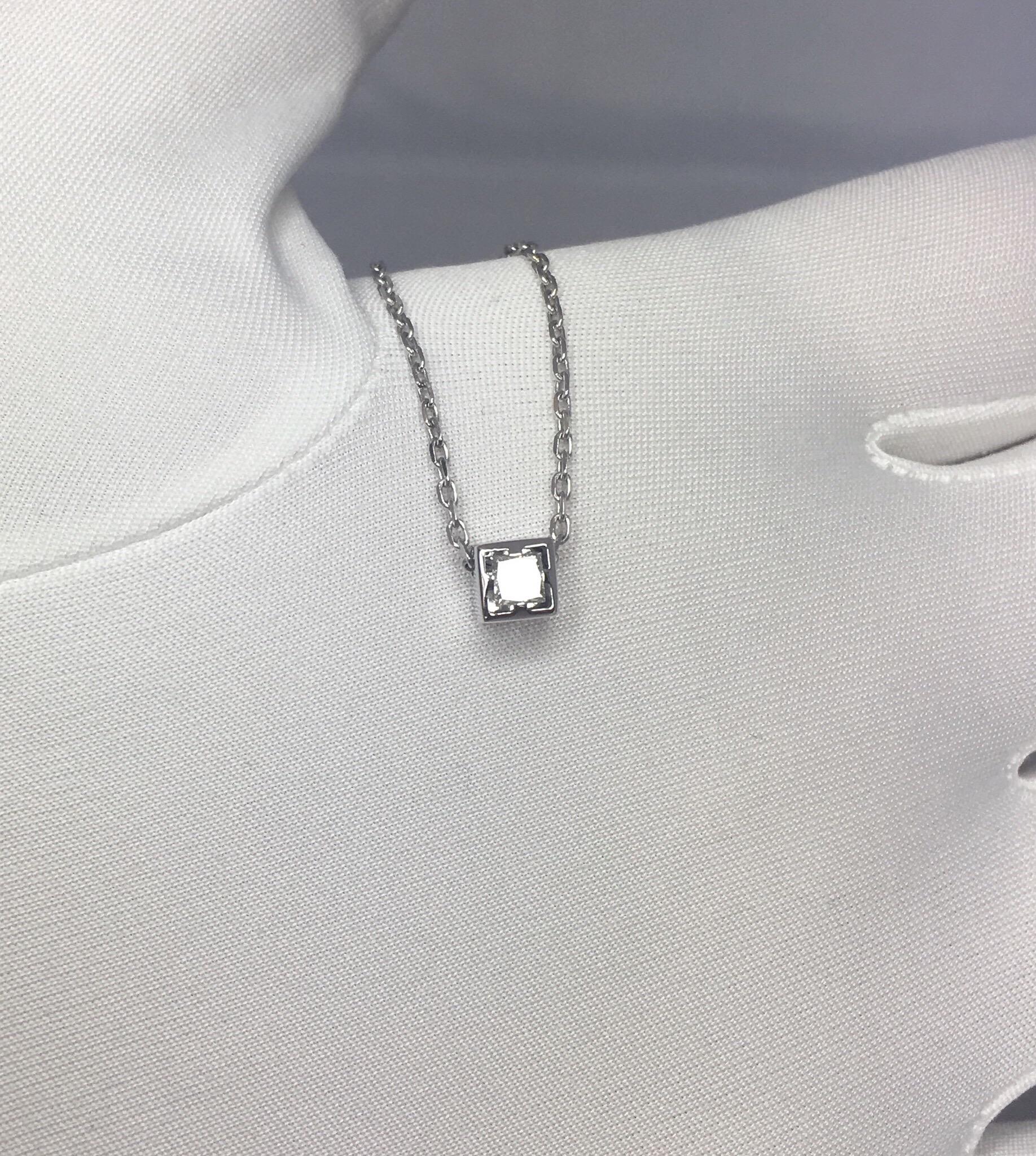 GUCCI 18k White Gold Diamond Square Princess Cut Pendant Necklace Made in Italy In Good Condition In Birmingham, GB